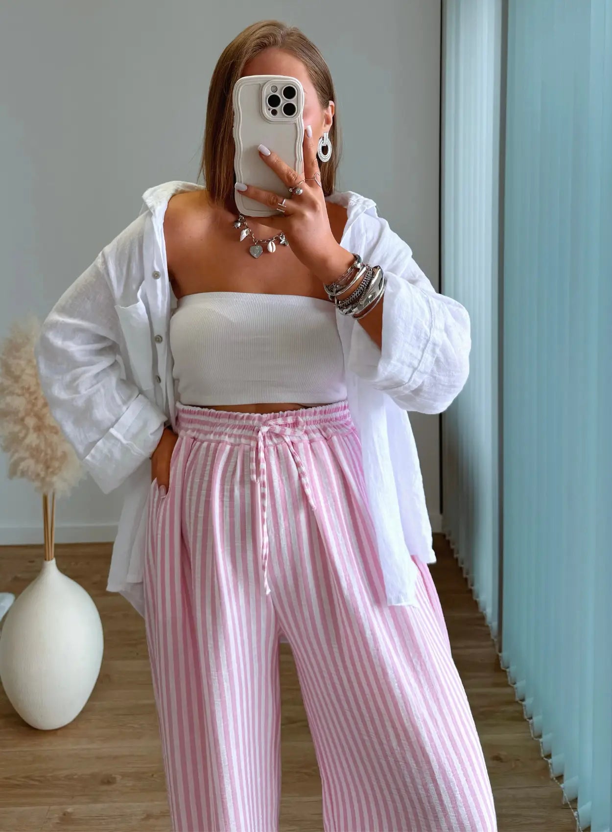 pantalon-de-grossesse-en-lin-à-rayures-roses-et-blanches