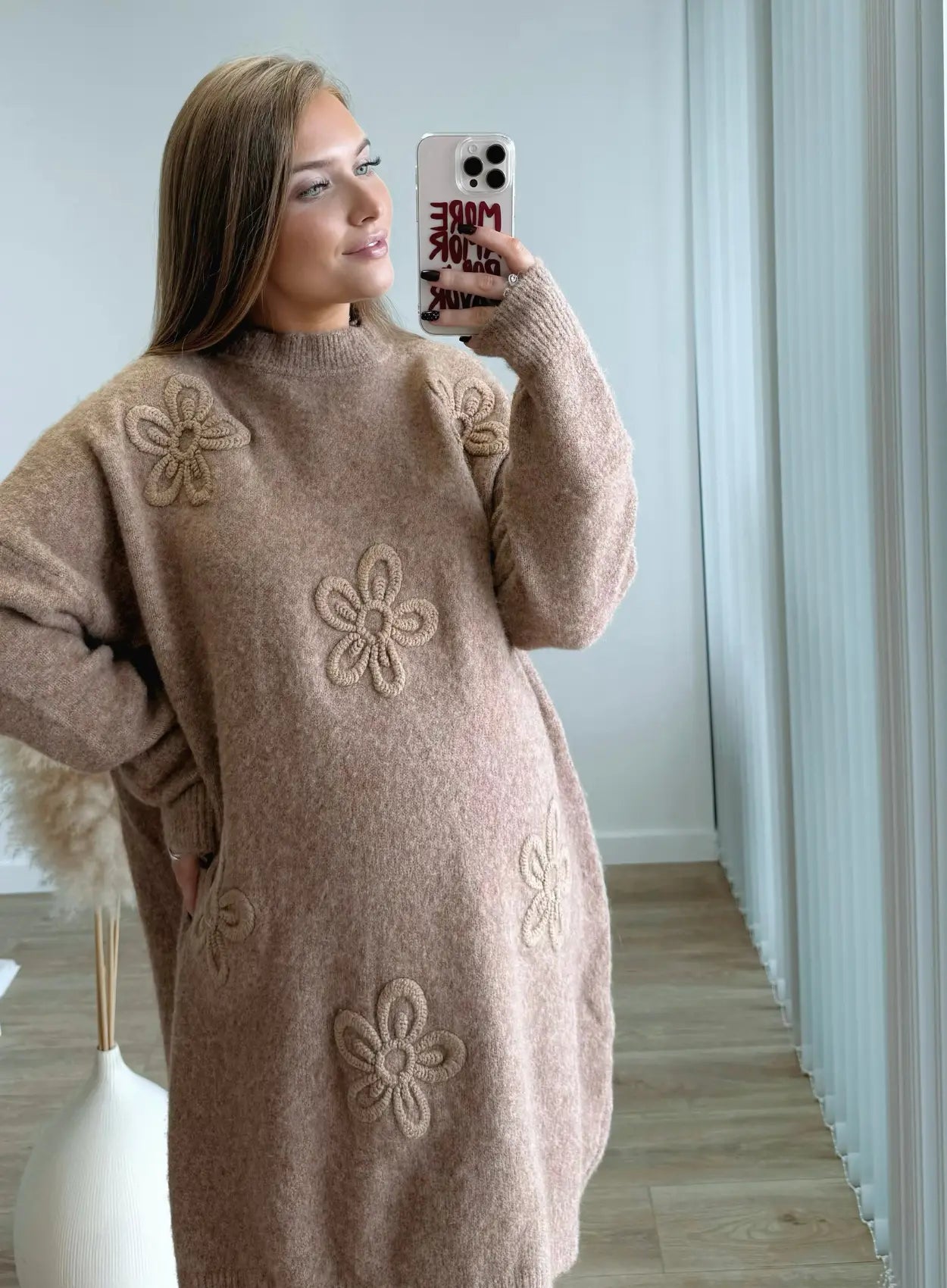 Robe-pull-de-grossesse-en-maille-à-fleurs