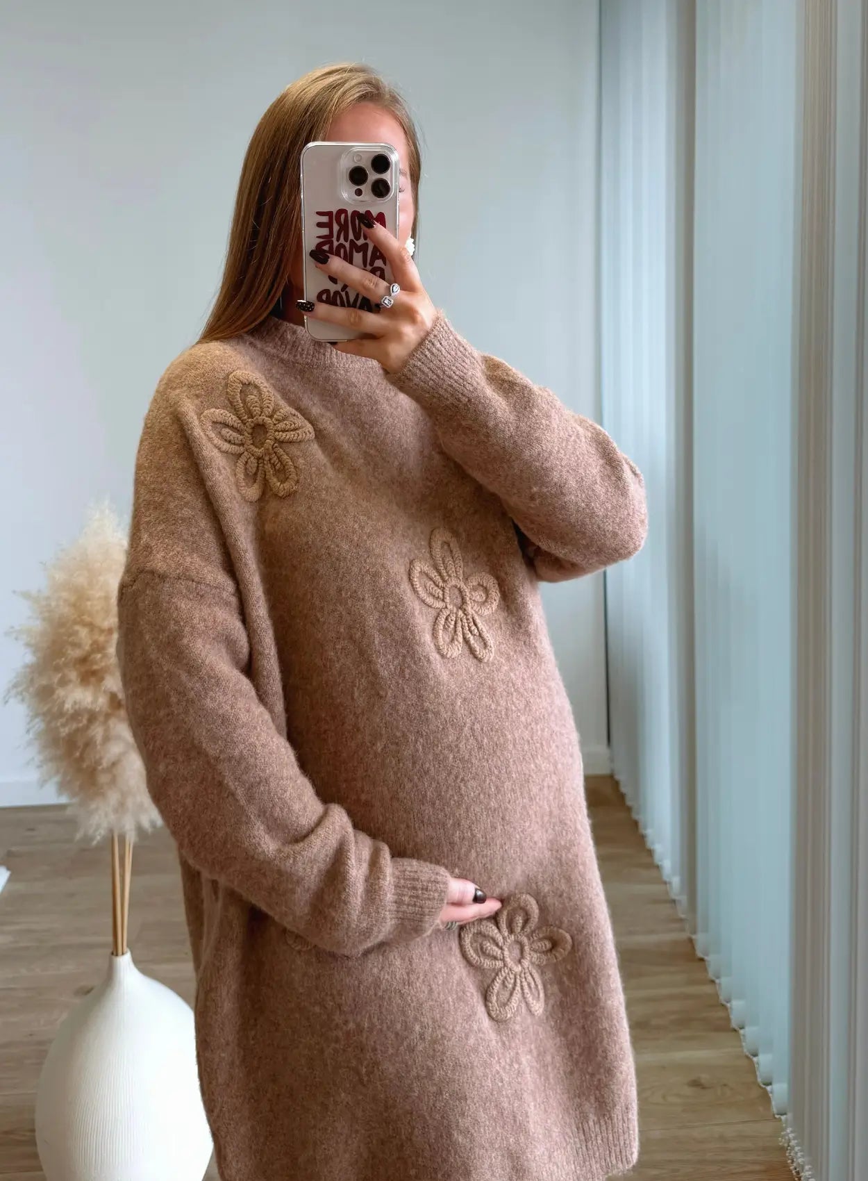 Robe-pull-de-grossesse-en-maille-à-fleurs