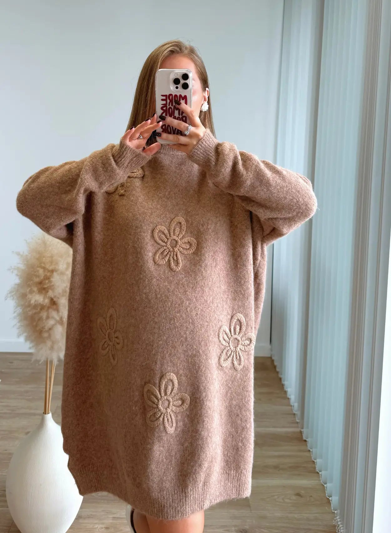 Robe-pull-de-grossesse-en-maille-à-fleurs