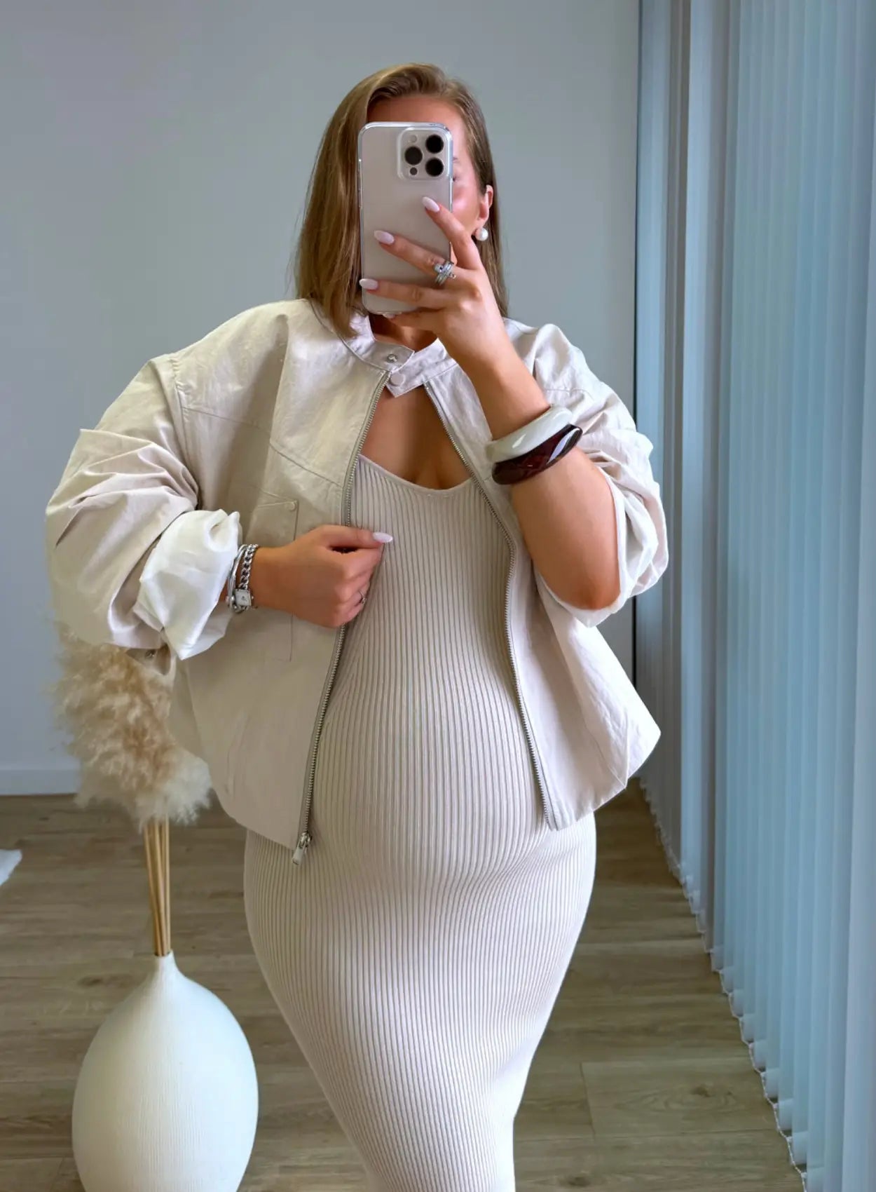 Veste-bomber-de-grossesse-en-lin-beige