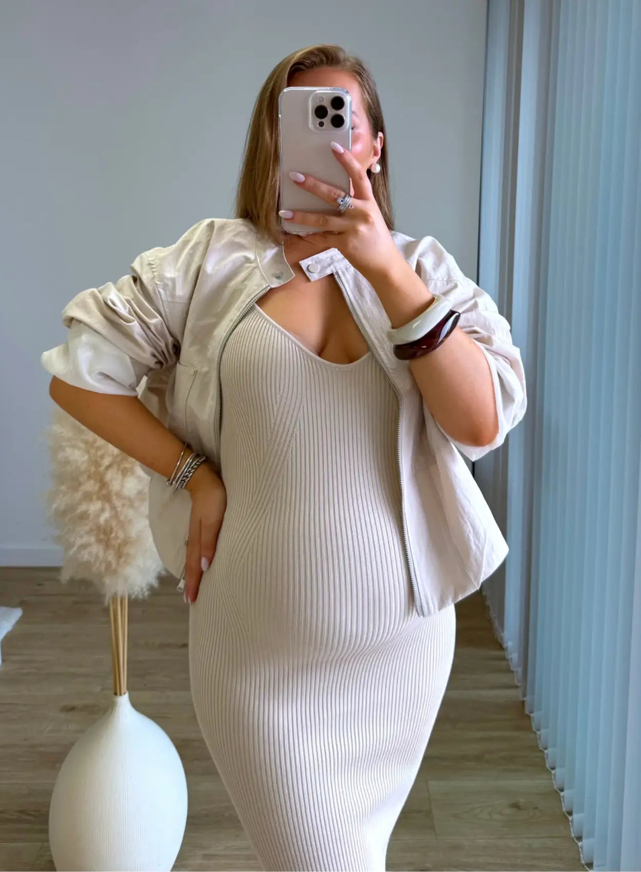 Robe-de-grossesse-côtelée-beige-à-bretelles
