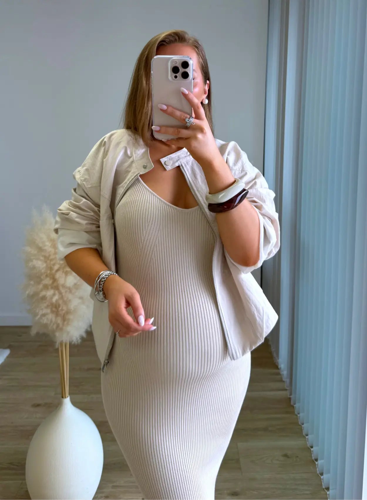 Robe-de-grossesse-côtelée-beige-à-bretelles