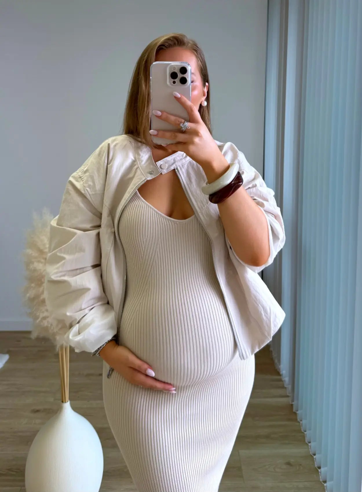 Robe-de-grossesse-côtelée-beige-à-bretelles