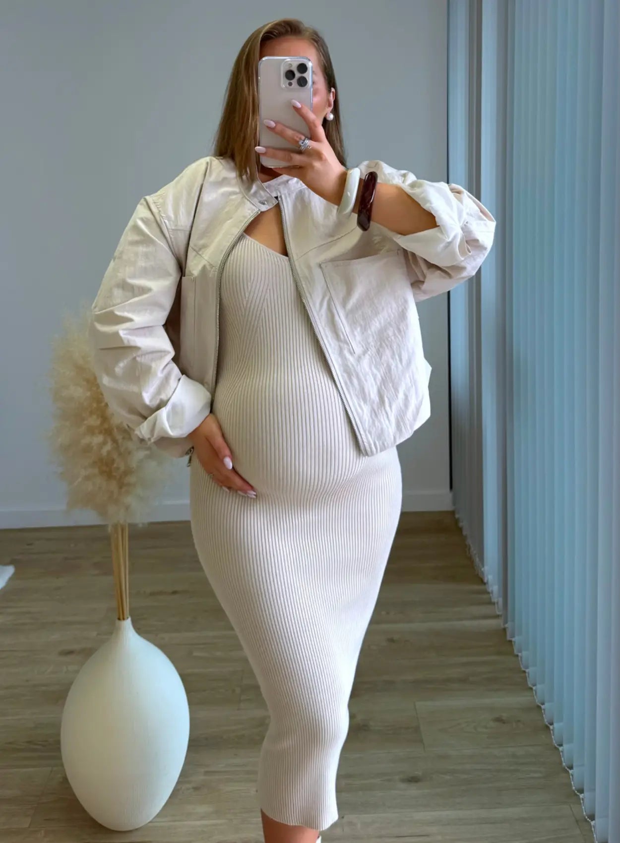 Robe-de-grossesse-côtelée-beige-à-bretelles