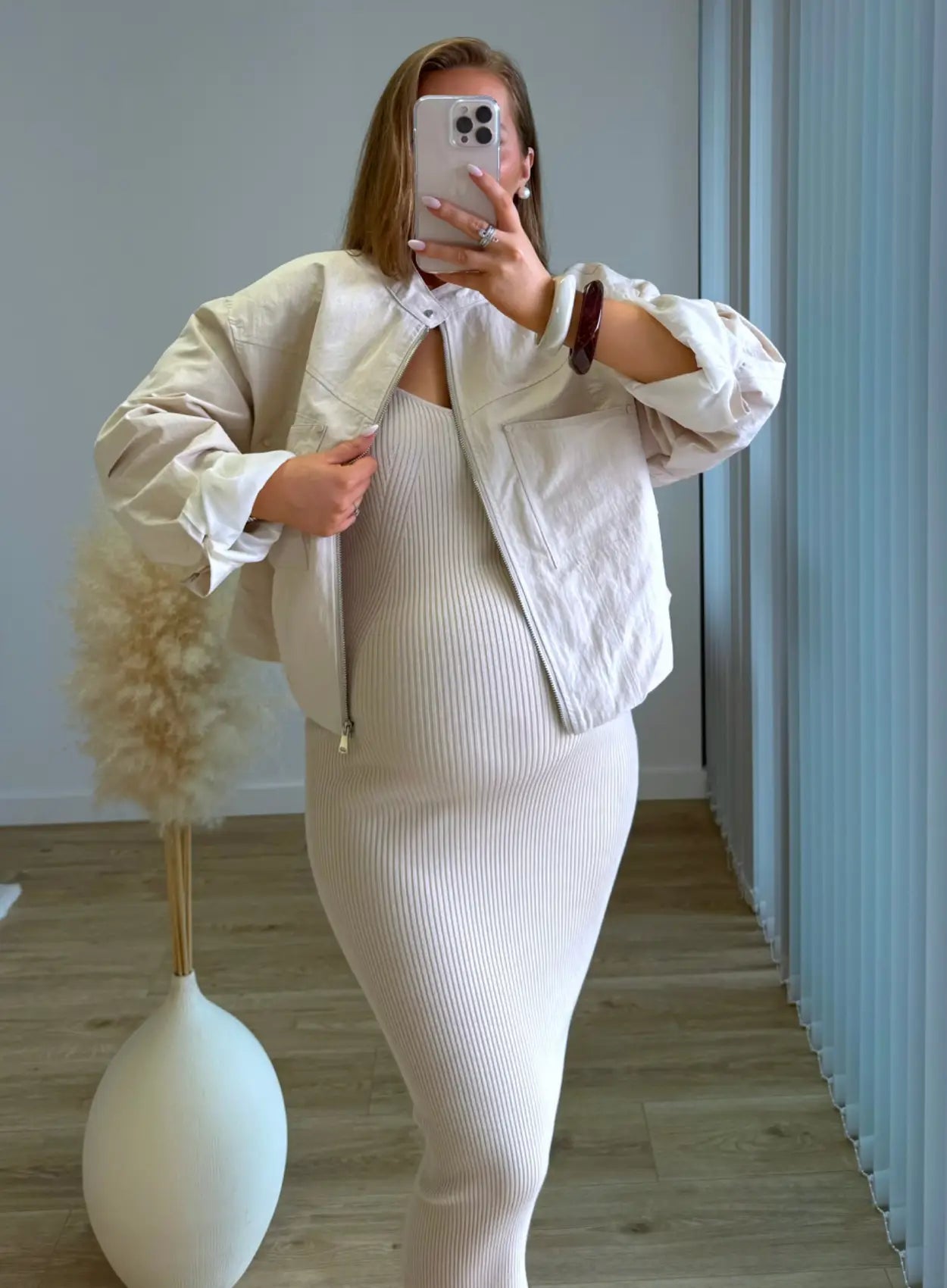 Robe-de-grossesse-côtelée-beige-à-bretelles
