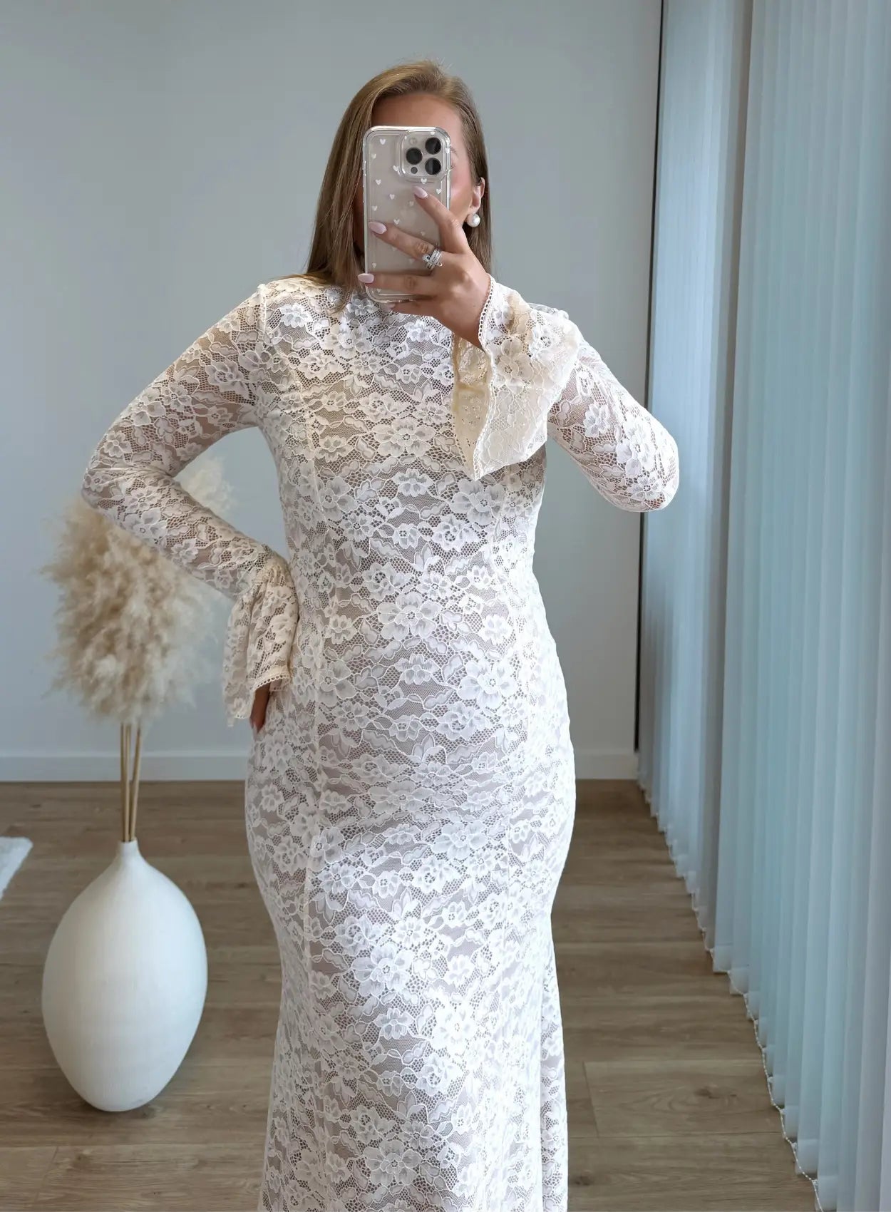 Robe-longue-de-grossesse-en-dentelle-écru