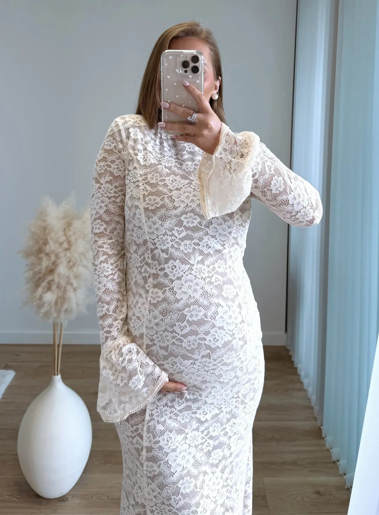 Robe-longue-de-grossesse-en-dentelle-écru