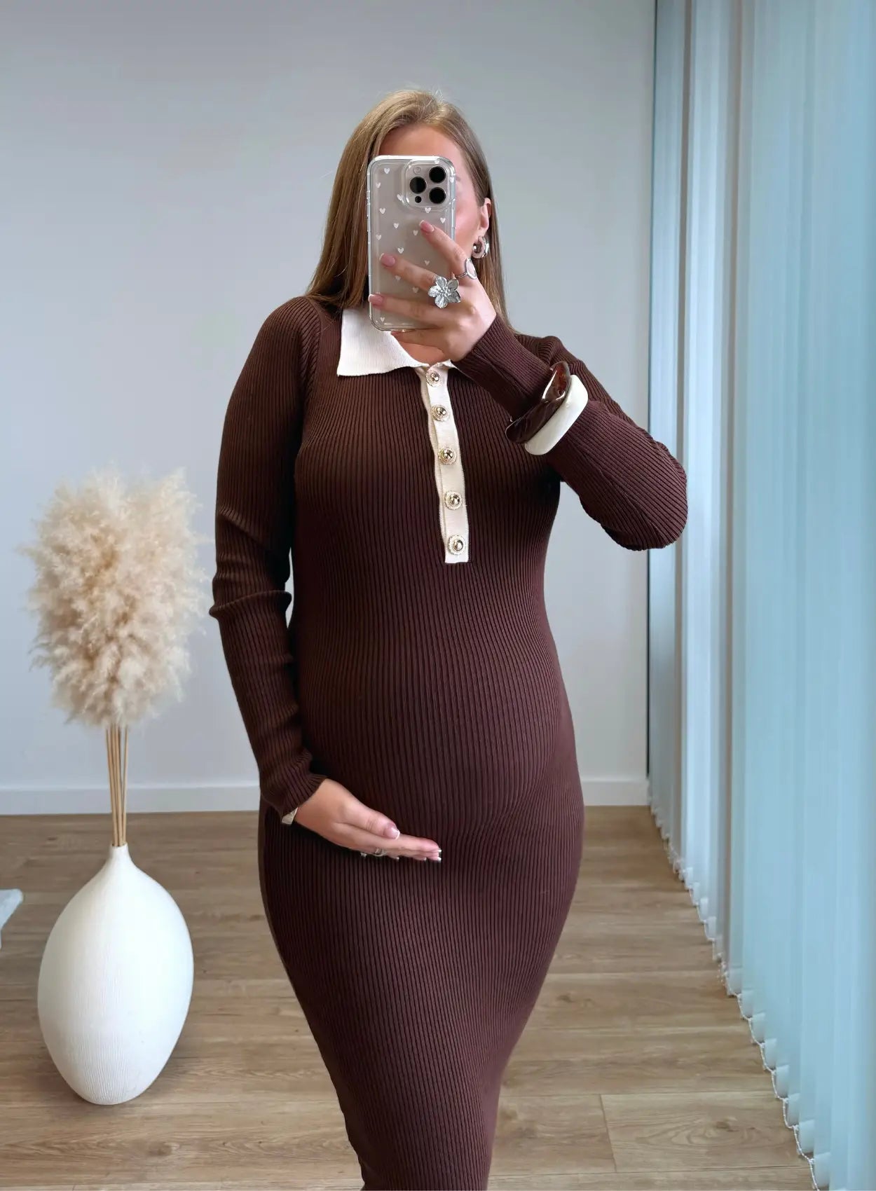 Robe-longue-de-grossesse-et-allaitement-côtelée-chocolat