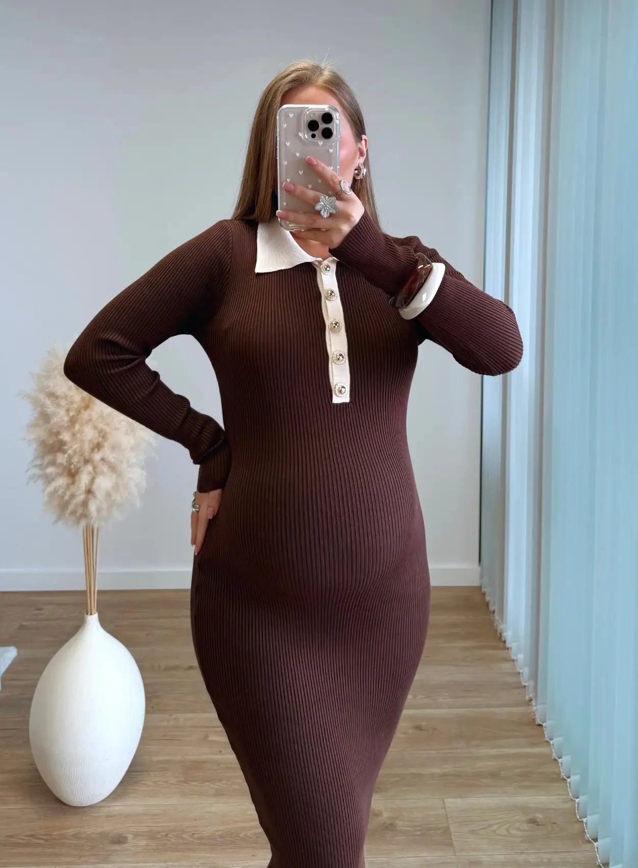 Robe-longue-de-grossesse-et-allaitement-côtelée-chocolat