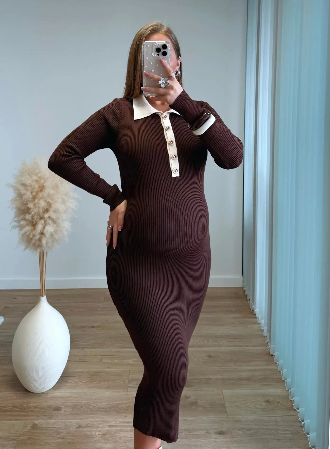 Robe-longue-de-grossesse-et-allaitement-côtelée-chocolat