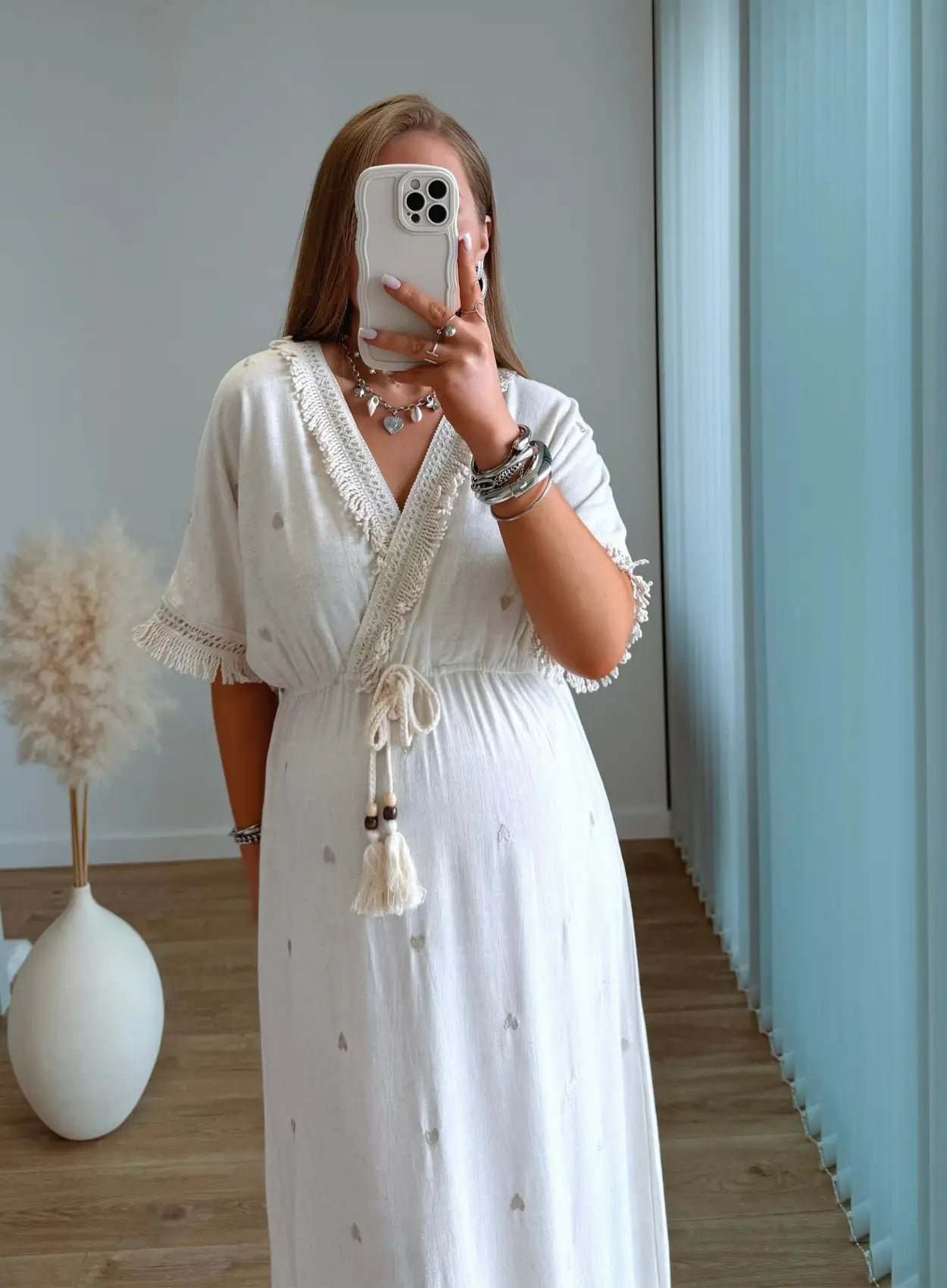 robe-longue-de-grossesse-bohème-en-lin-avec-coeurs-brodés-dorés-et-franges