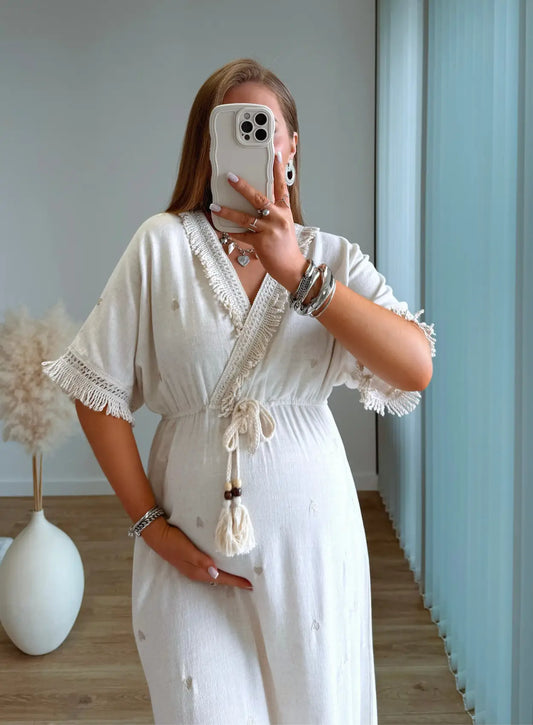 robe-longue-de-grossesse-bohème-en-lin-avec-coeurs-brodés-dorés-et-franges