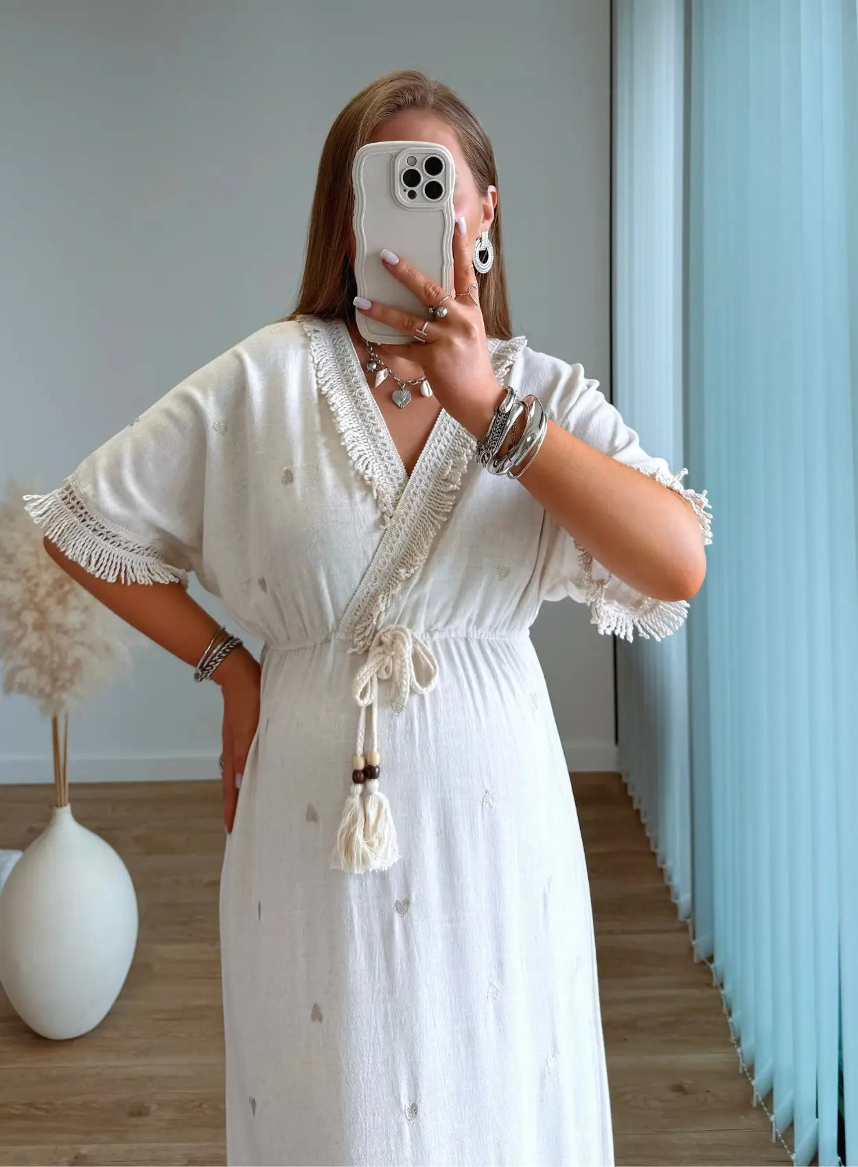 robe-longue-de-grossesse-bohème-en-lin-avec-coeurs-brodés-dorés-et-franges