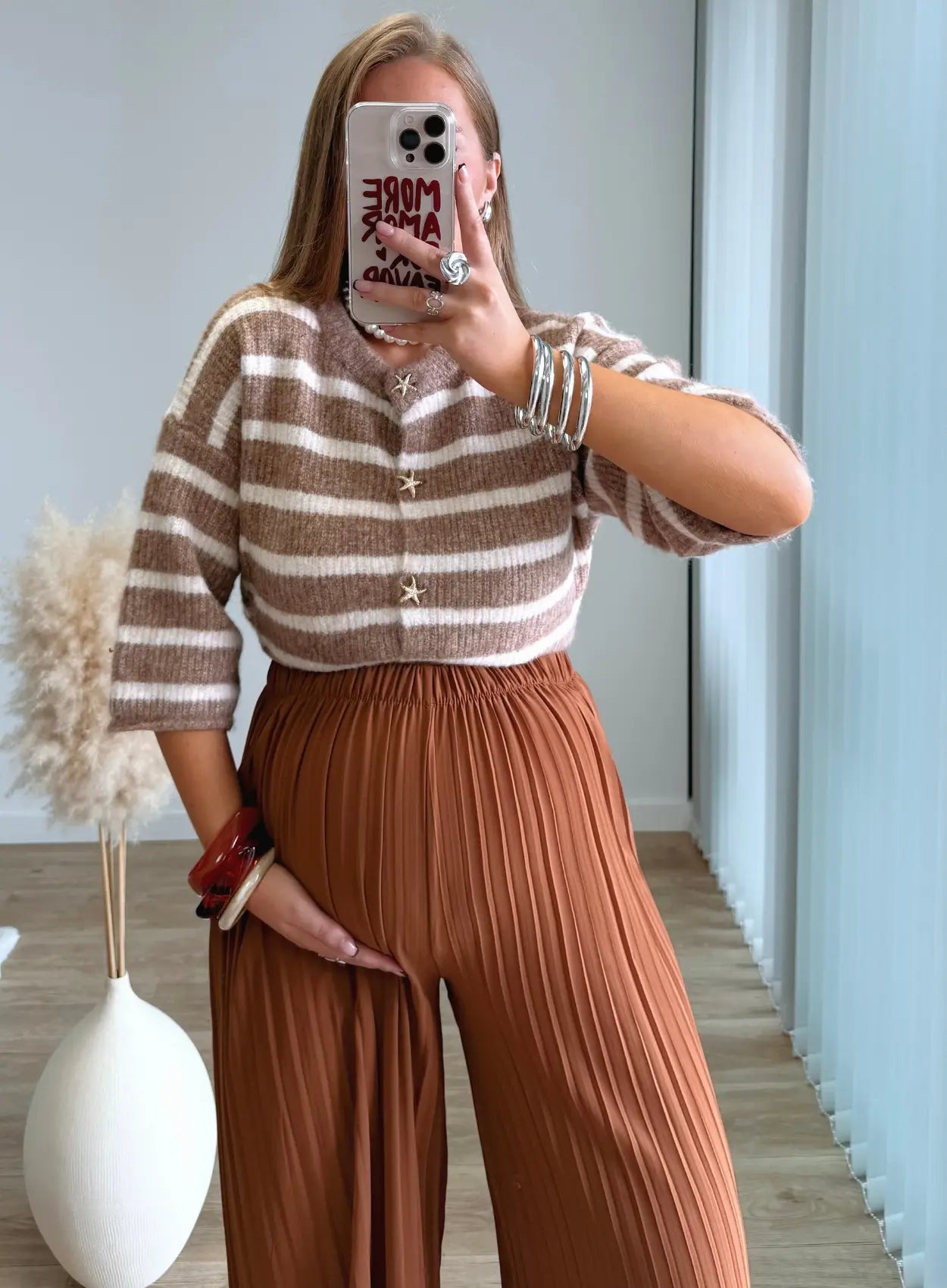 pull-gilet-de-grossesse-en-maille-rayé-blanc-et-beige