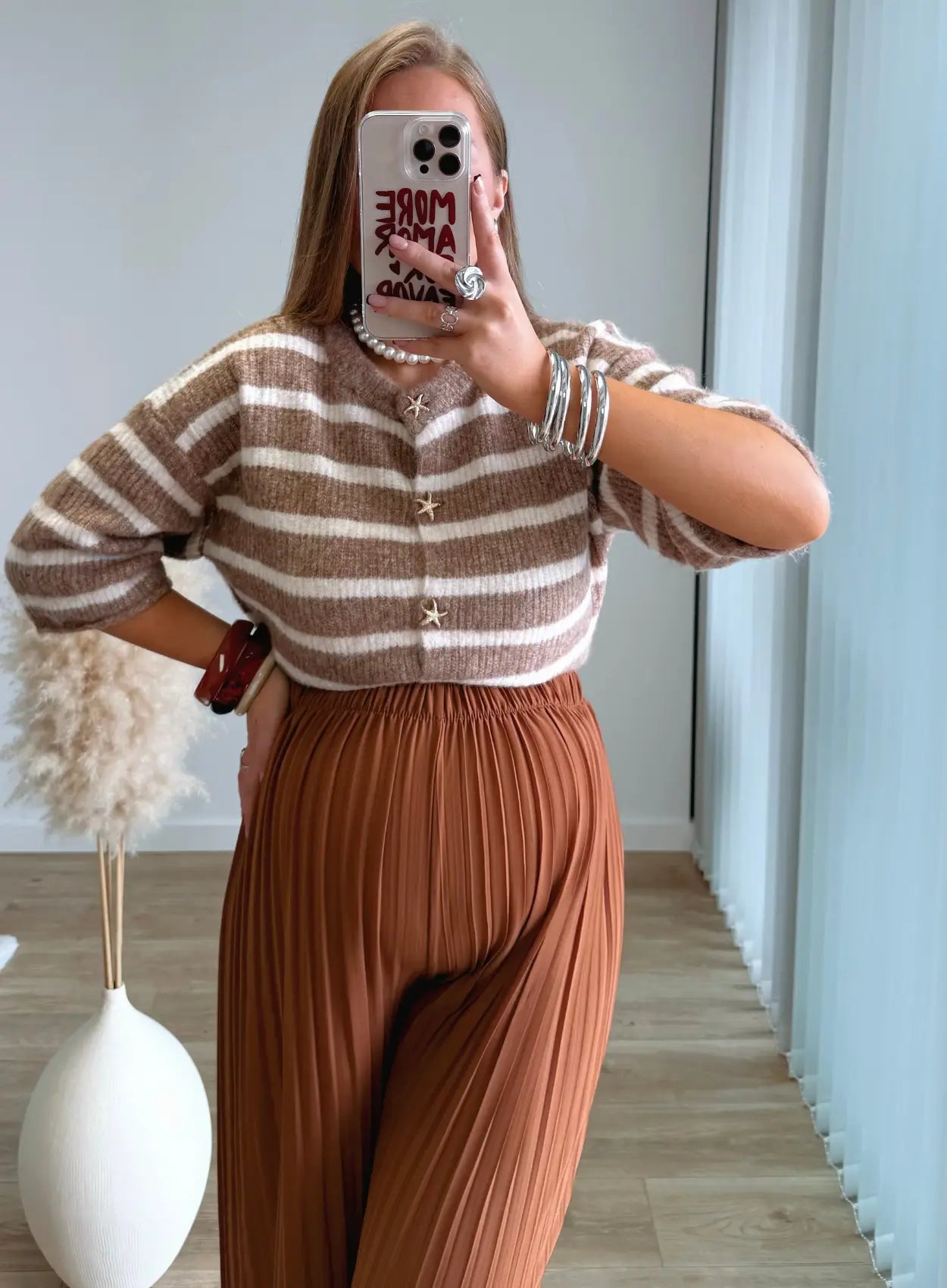 pull-gilet-de-grossesse-en-maille-rayé-blanc-et-beige