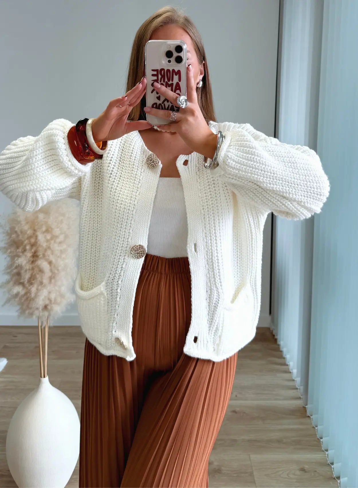gilet-en-maille-de-grossesse-blanc-à-boutons-dorés