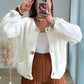 gilet-en-maille-de-grossesse-blanc-à-boutons-dorés