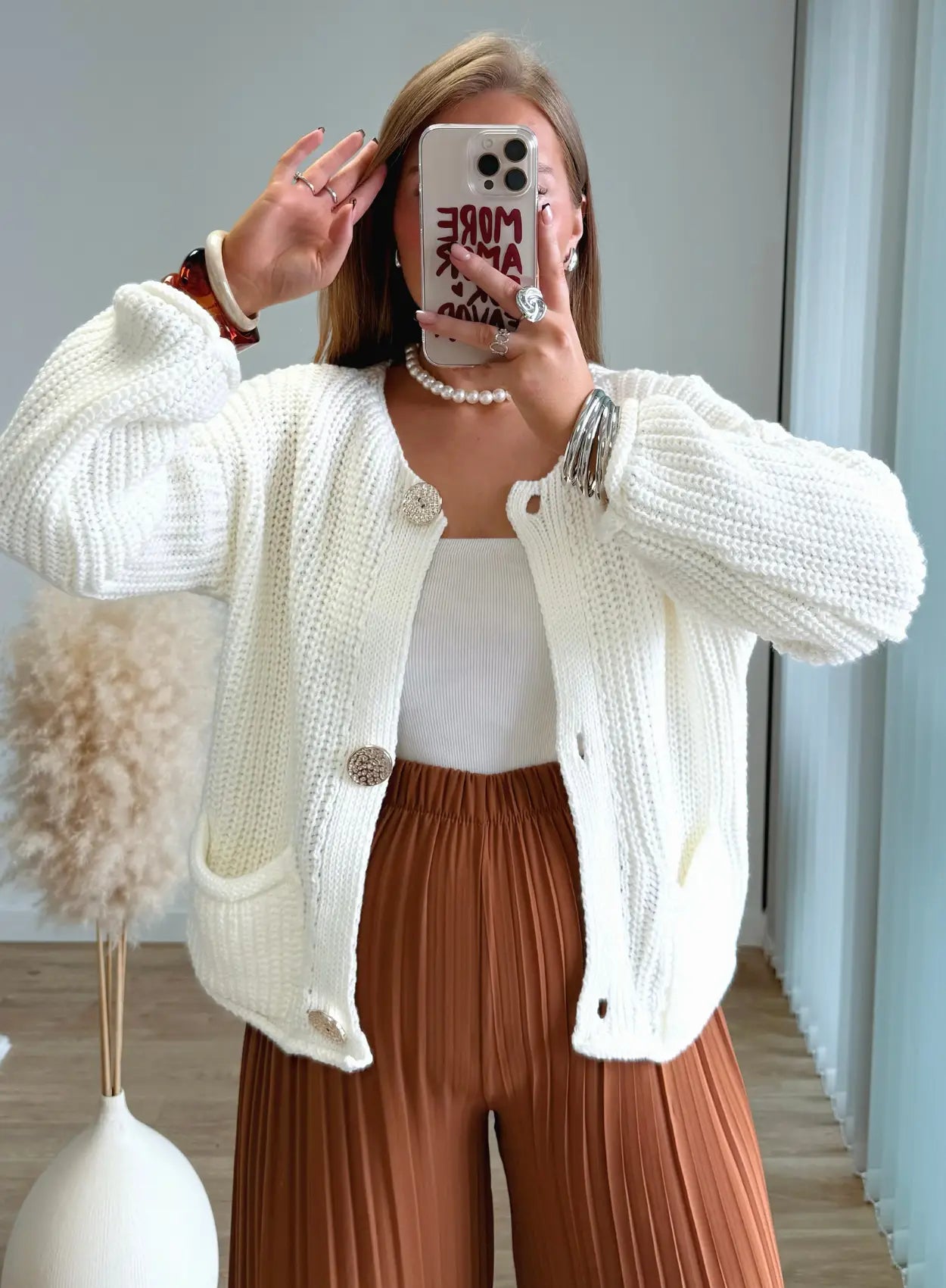gilet-en-maille-de-grossesse-blanc-à-boutons-dorés