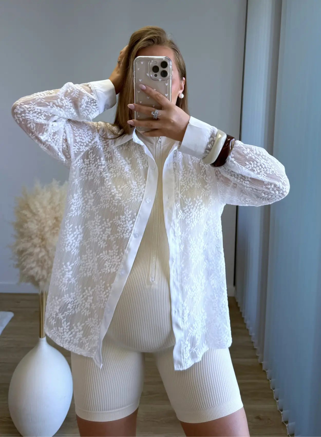Chemise-de-grossesse-blanche-brodée-à-fleurs