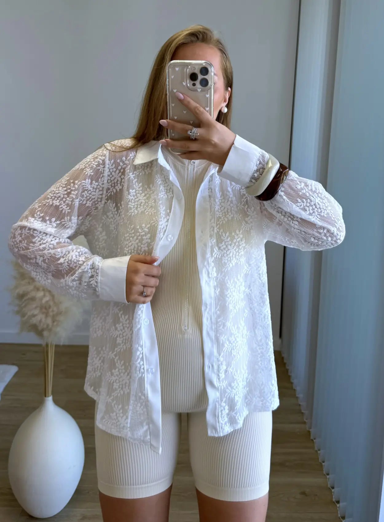 Chemise-de-grossesse-blanche-brodée-à-fleurs