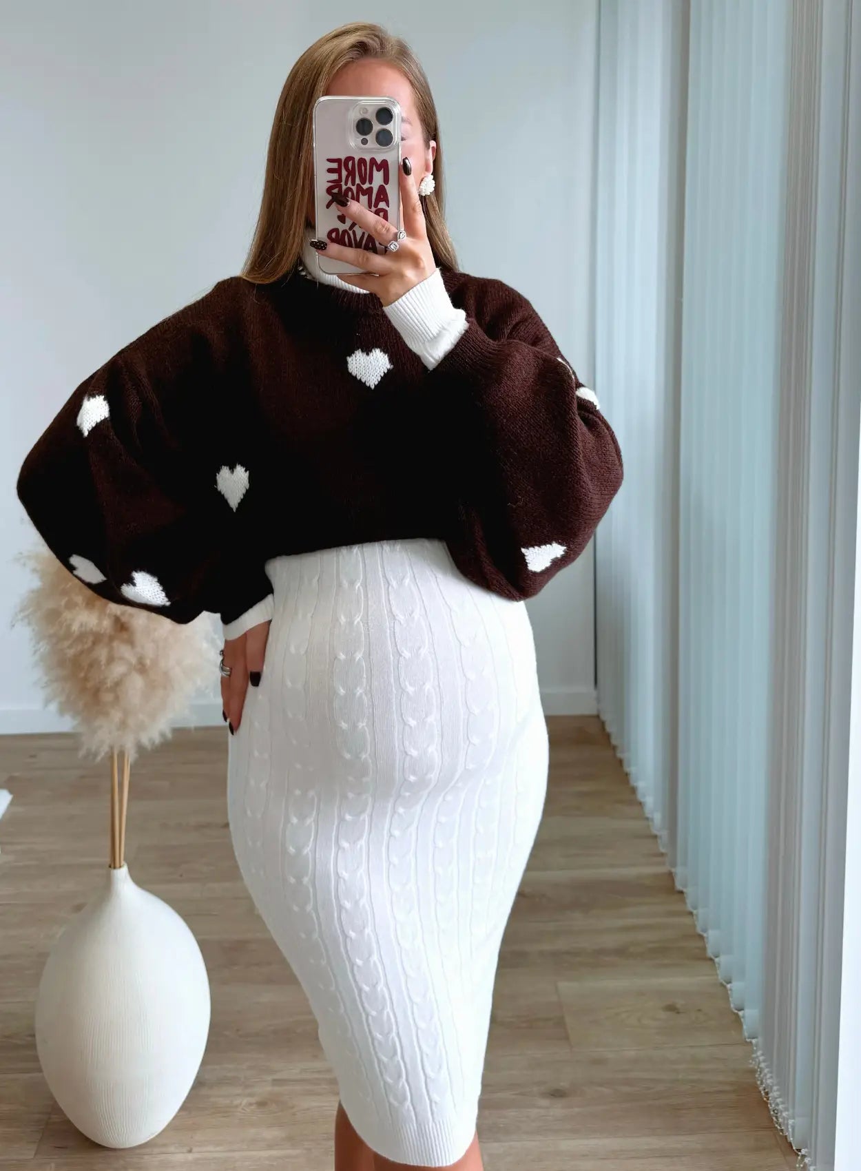 Robe-mi-longue-de-grossesse-torsadée-blanche