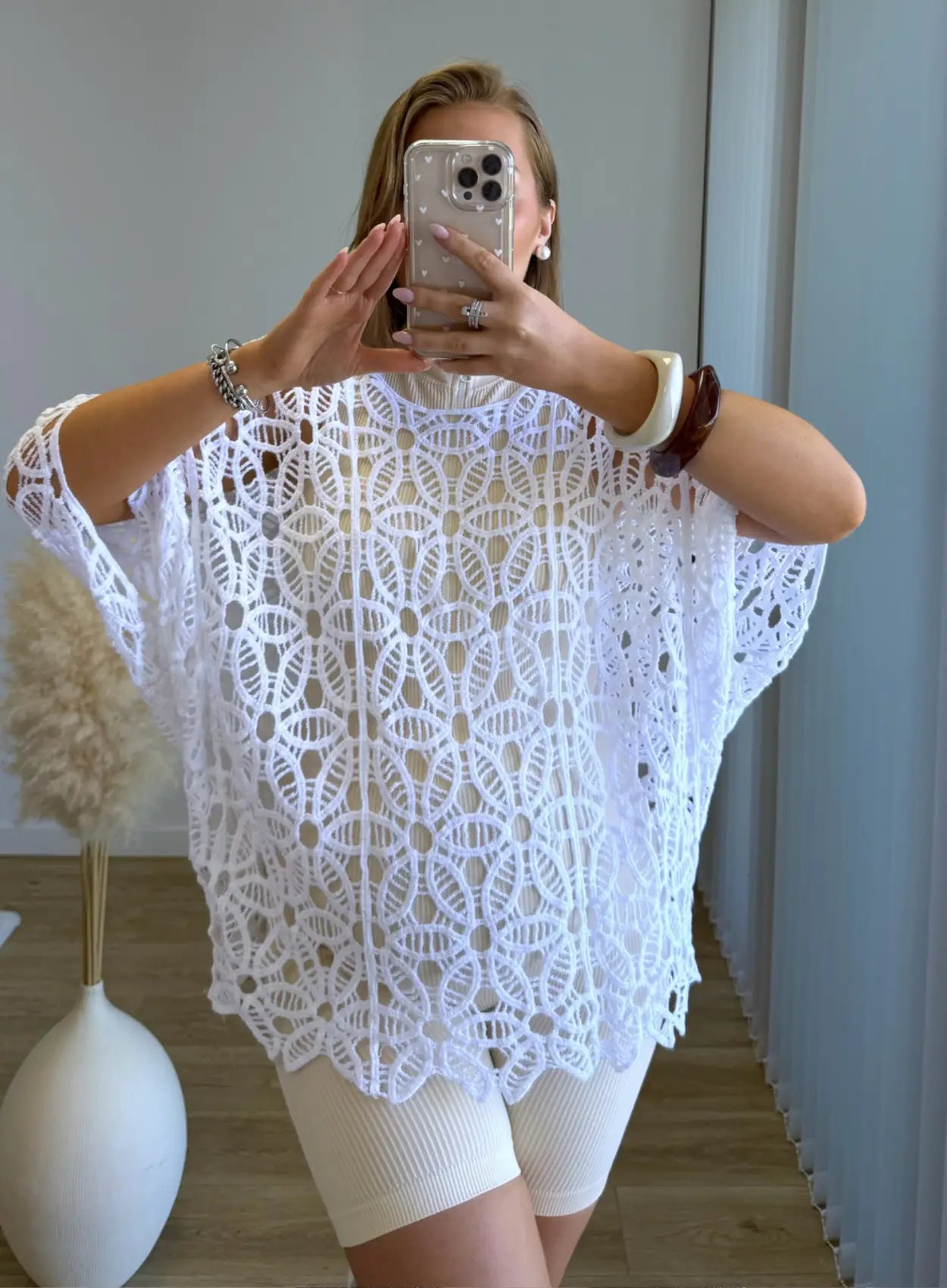Poncho-ajouré-de-grossesse-en-crochet-blanc