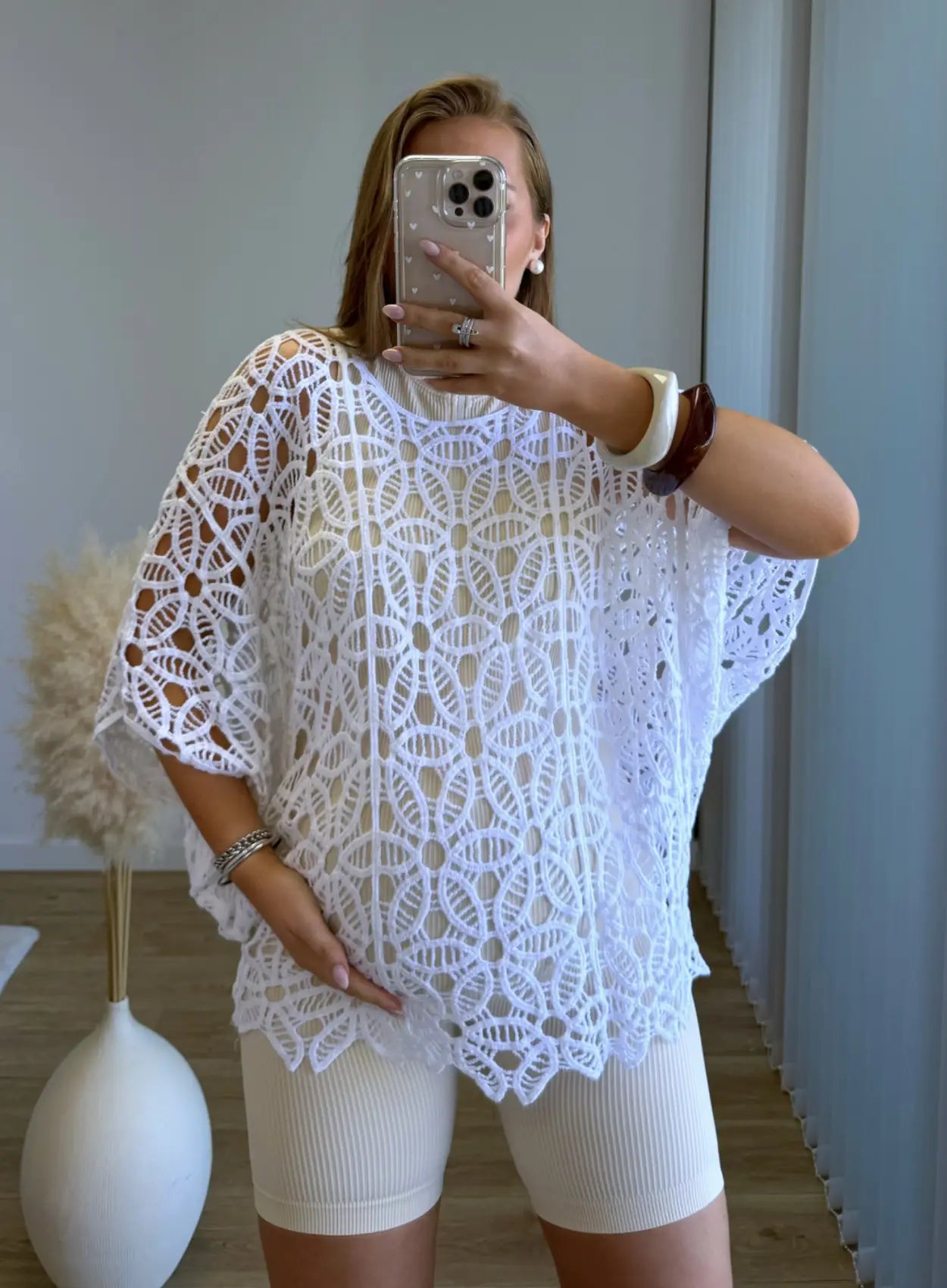 Poncho-ajouré-de-grossesse-en-crochet-blanc