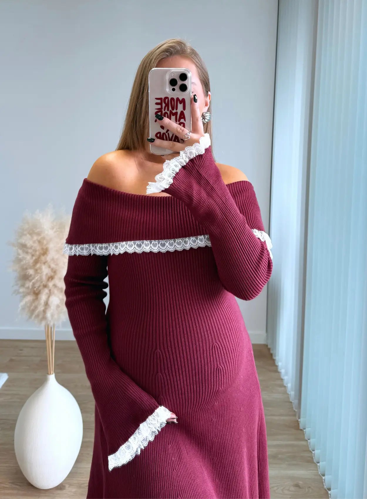 Robe-de-grossesse-burgundy-avec-dentelle-blanche