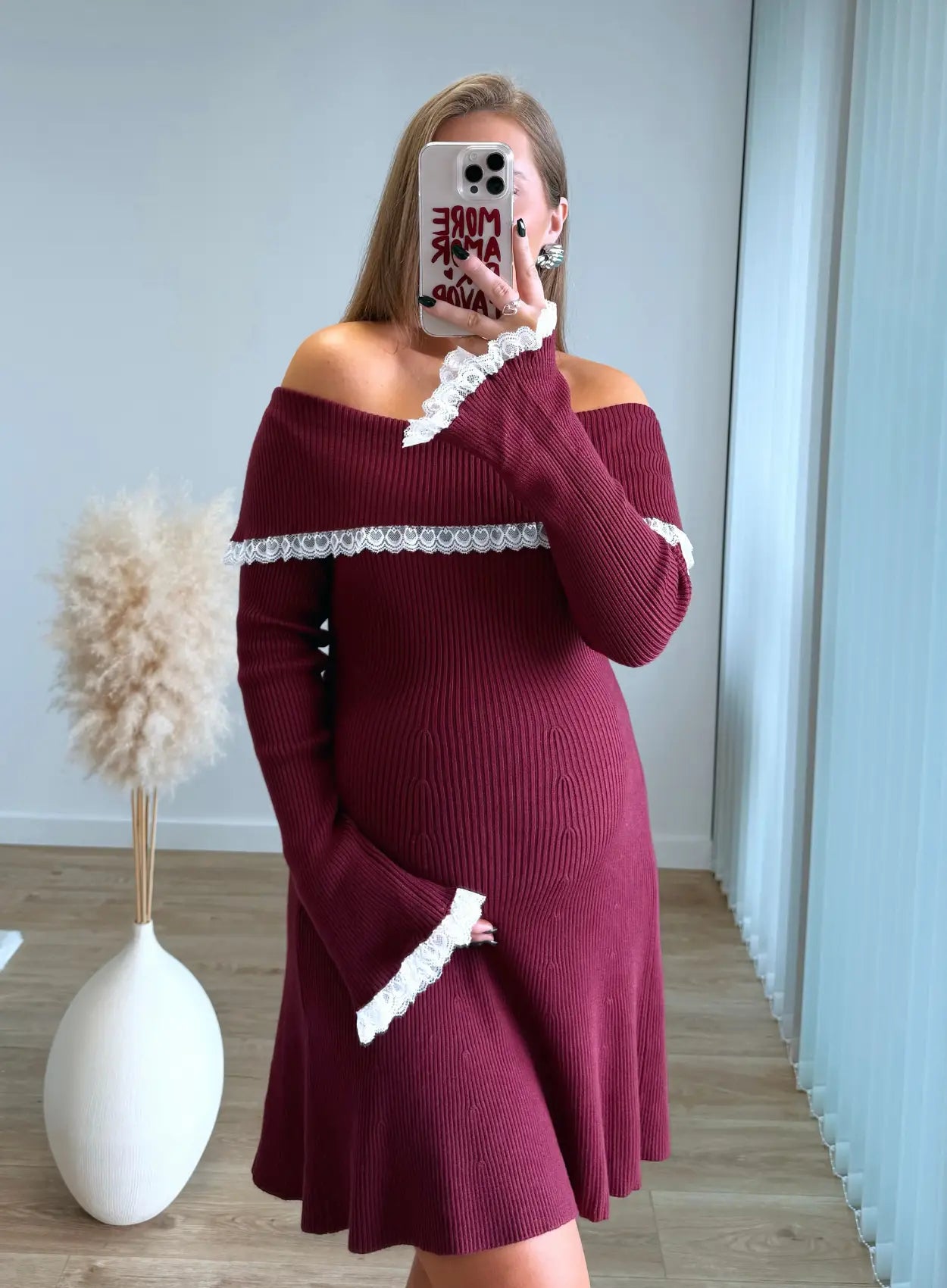 Robe-de-grossesse-burgundy-avec-dentelle-blanche