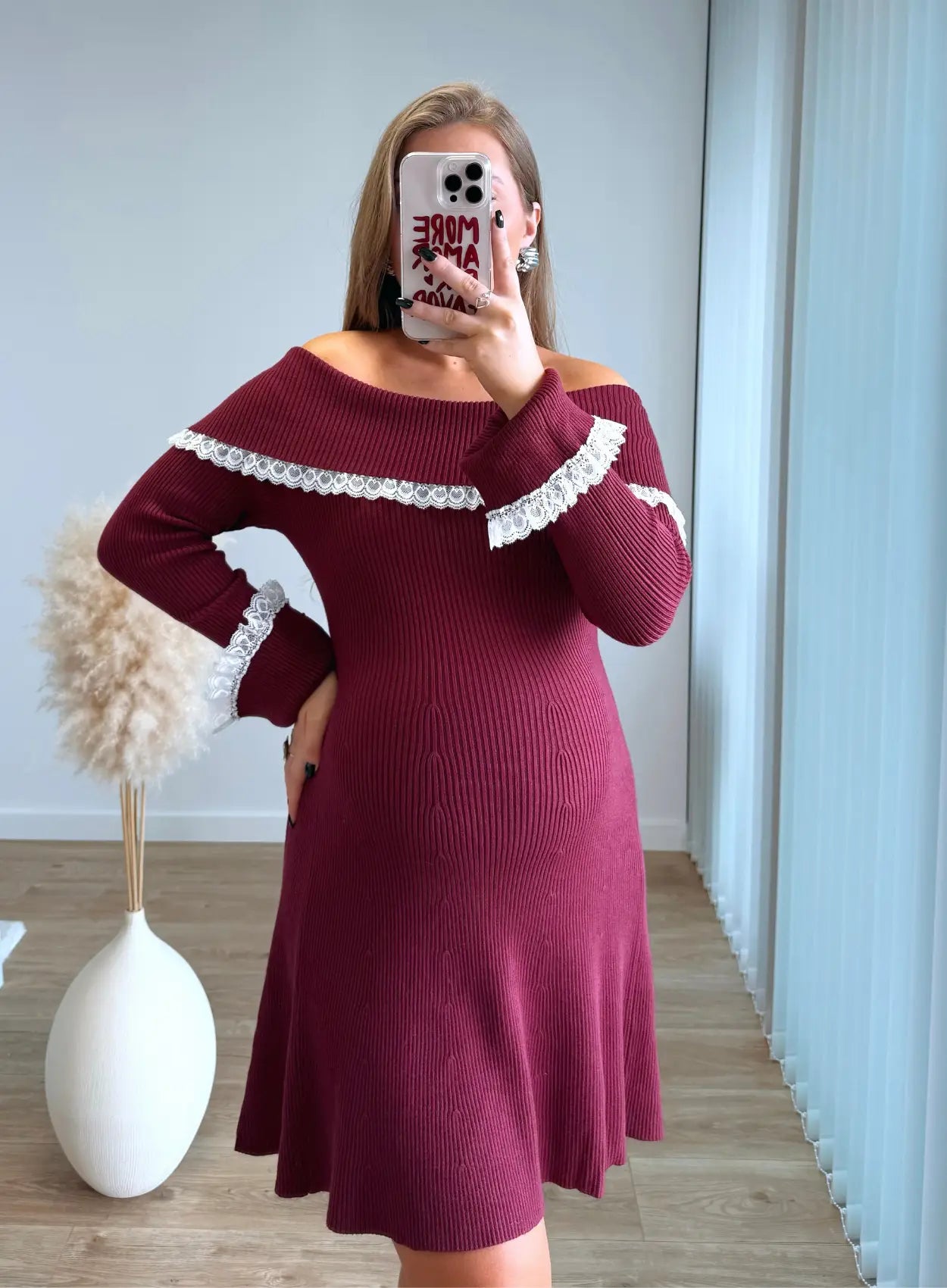 Robe-de-grossesse-burgundy-avec-dentelle-blanche