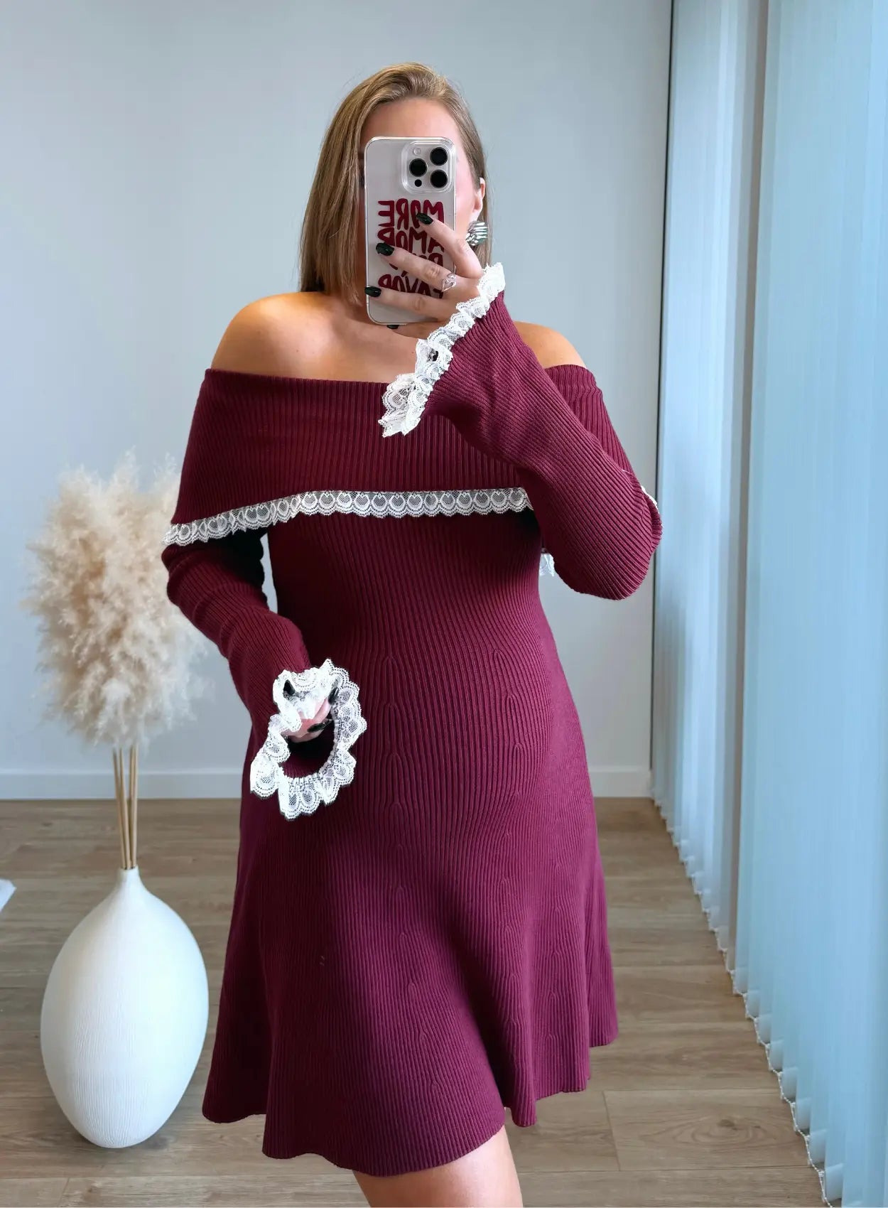 Robe-de-grossesse-burgundy-avec-dentelle-blanche