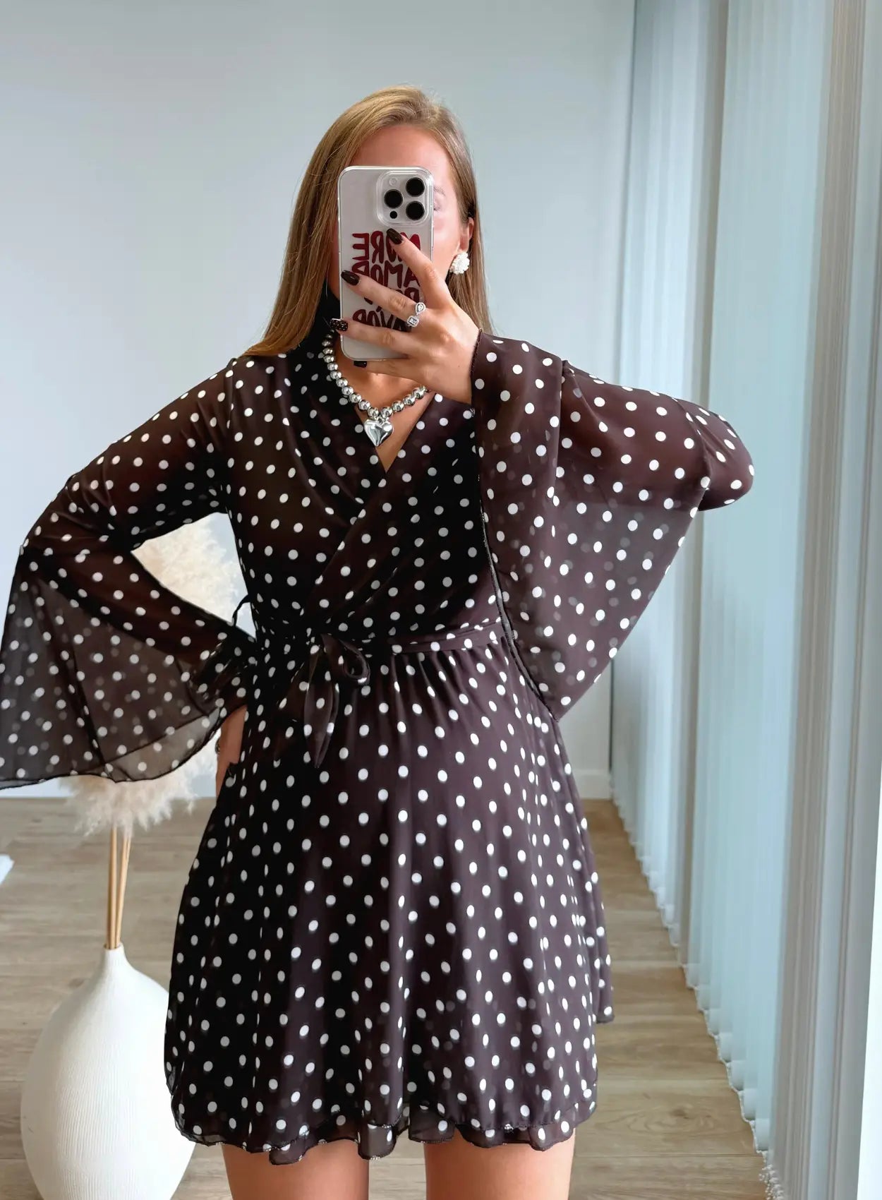 Robe-courte-de-grossesse-marron-à-petits-pois