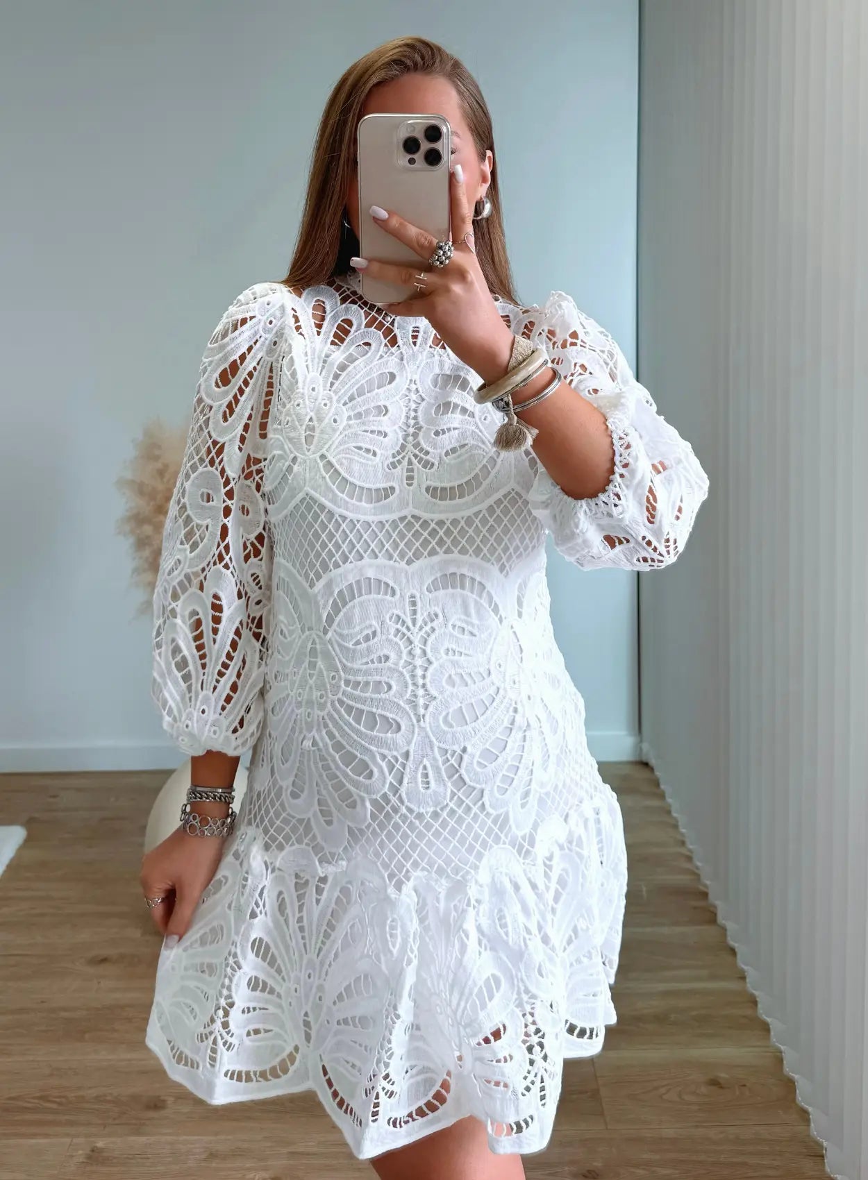 robe-courte-de-grossesse-blanche-en-dentelle-et-volants