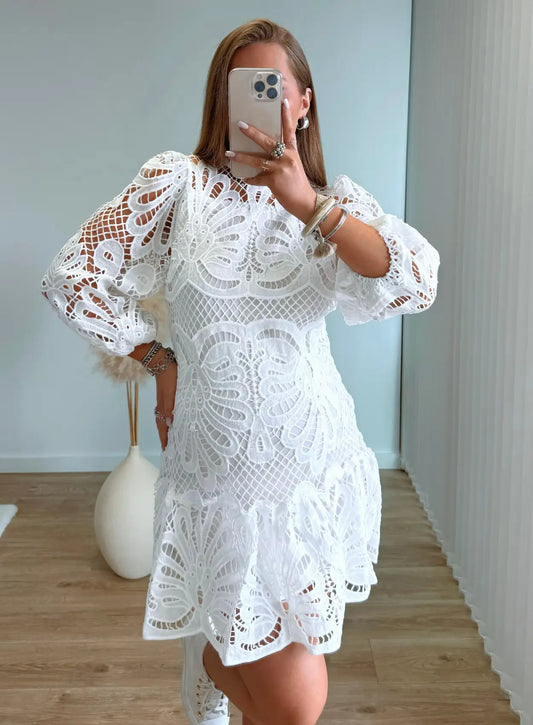 robe-courte-de-grossesse-blanche-en-dentelle-et-volants