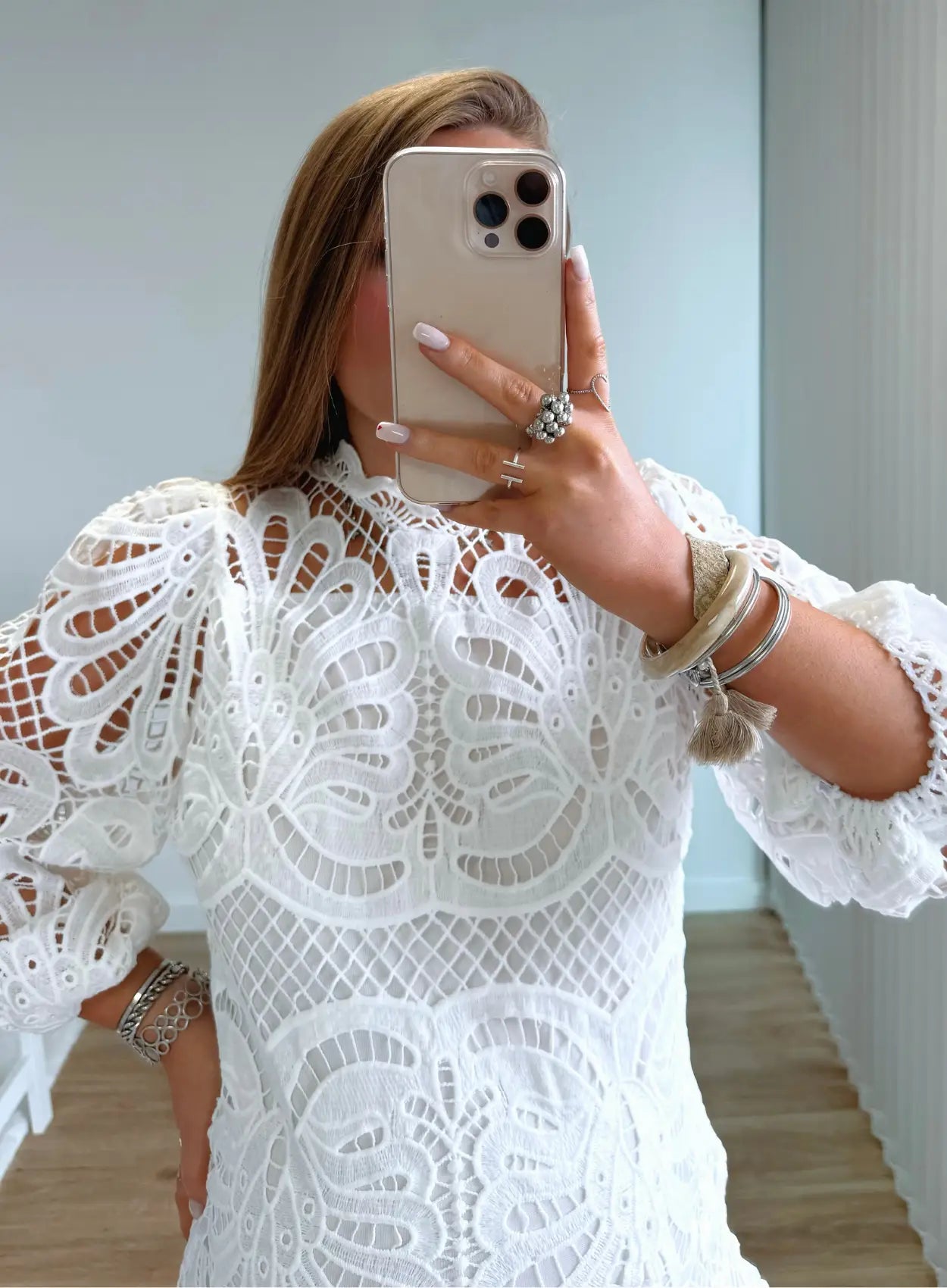 robe-courte-de-grossesse-blanche-en-dentelle-et-volants