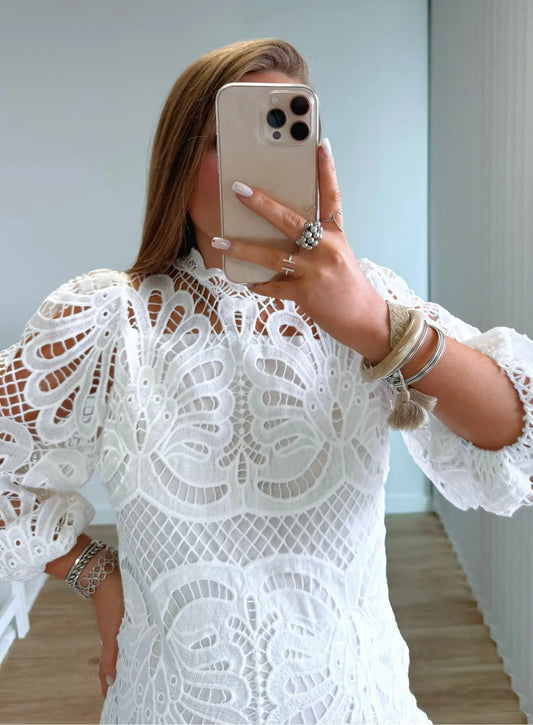 robe-courte-de-grossesse-blanche-en-dentelle-et-volants