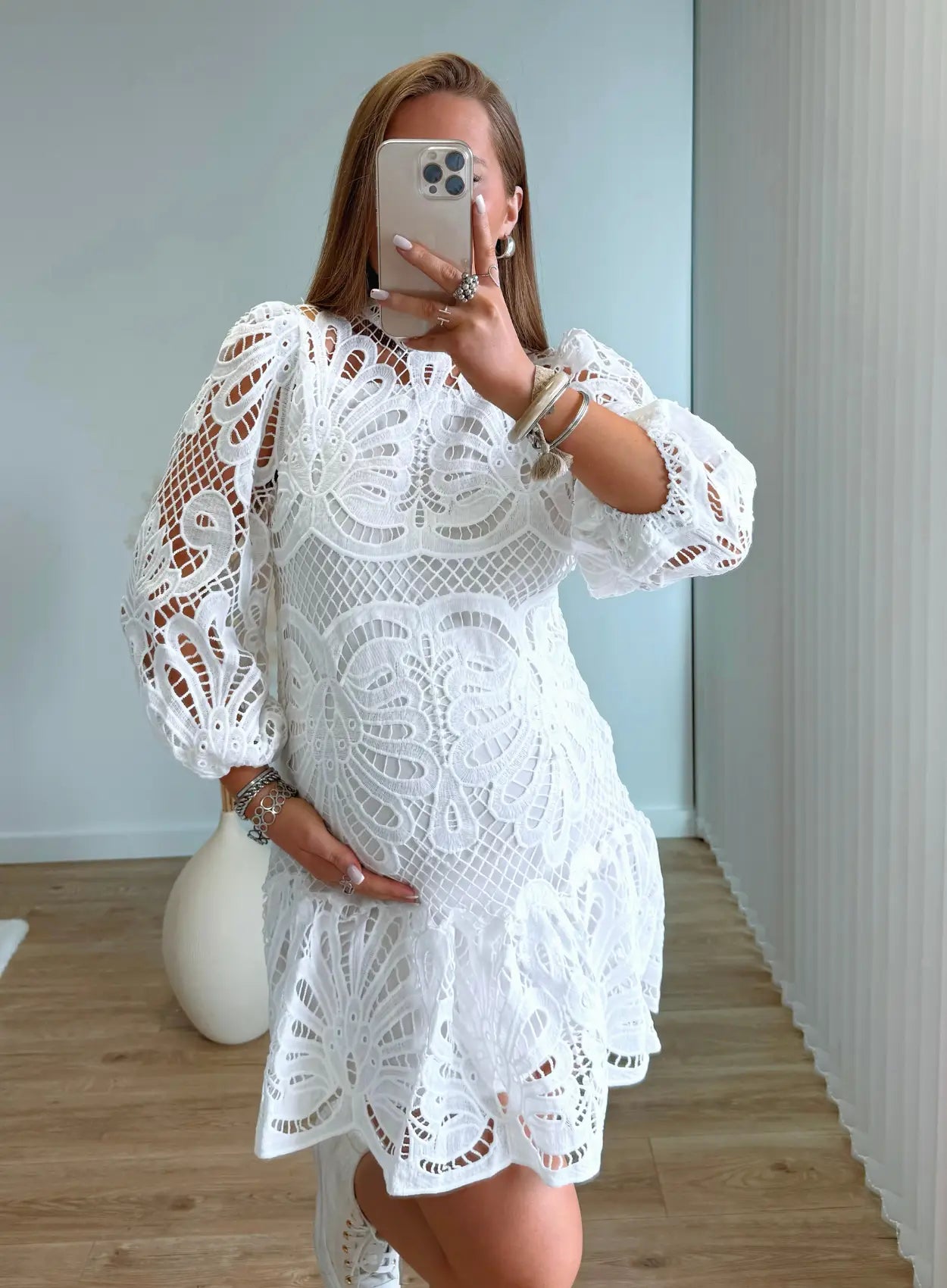robe-courte-de-grossesse-blanche-en-dentelle-et-volants