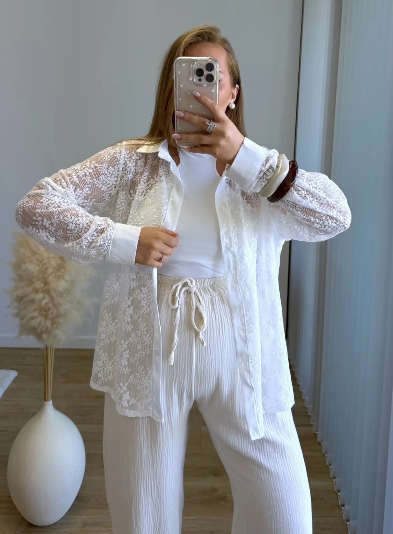 Chemise-de-grossesse-blanche-brodée-à-fleurs