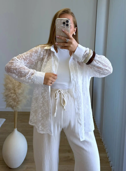 Chemise-de-grossesse-blanche-brodée-à-fleurs