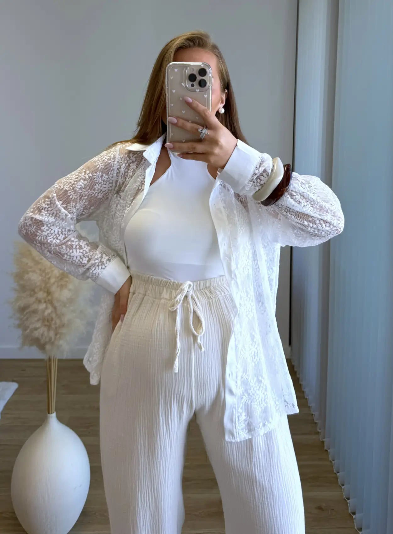 Chemise-de-grossesse-blanche-brodée-à-fleurs