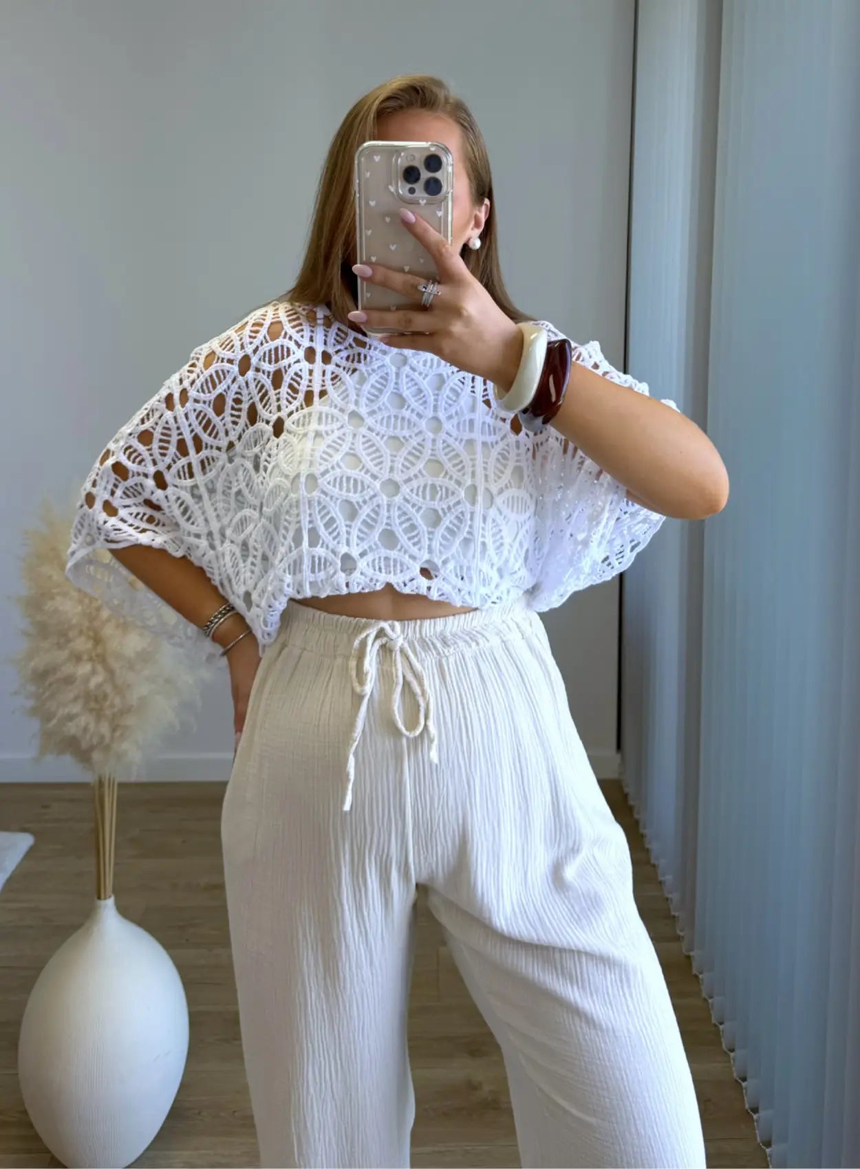 Poncho-ajouré-de-grossesse-en-crochet-blanc