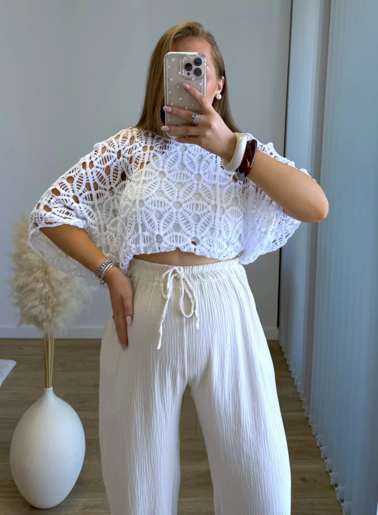 Poncho-ajouré-de-grossesse-en-crochet-blanc