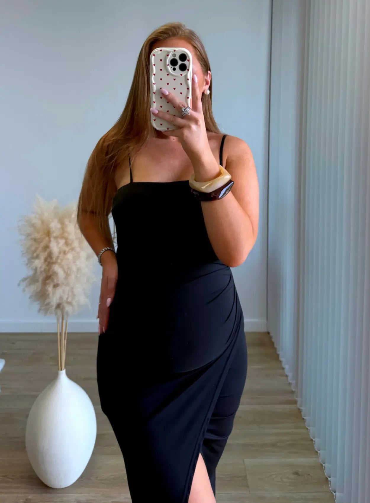 robe-longue-noire-de-grossesse-à-bretelles-moulante