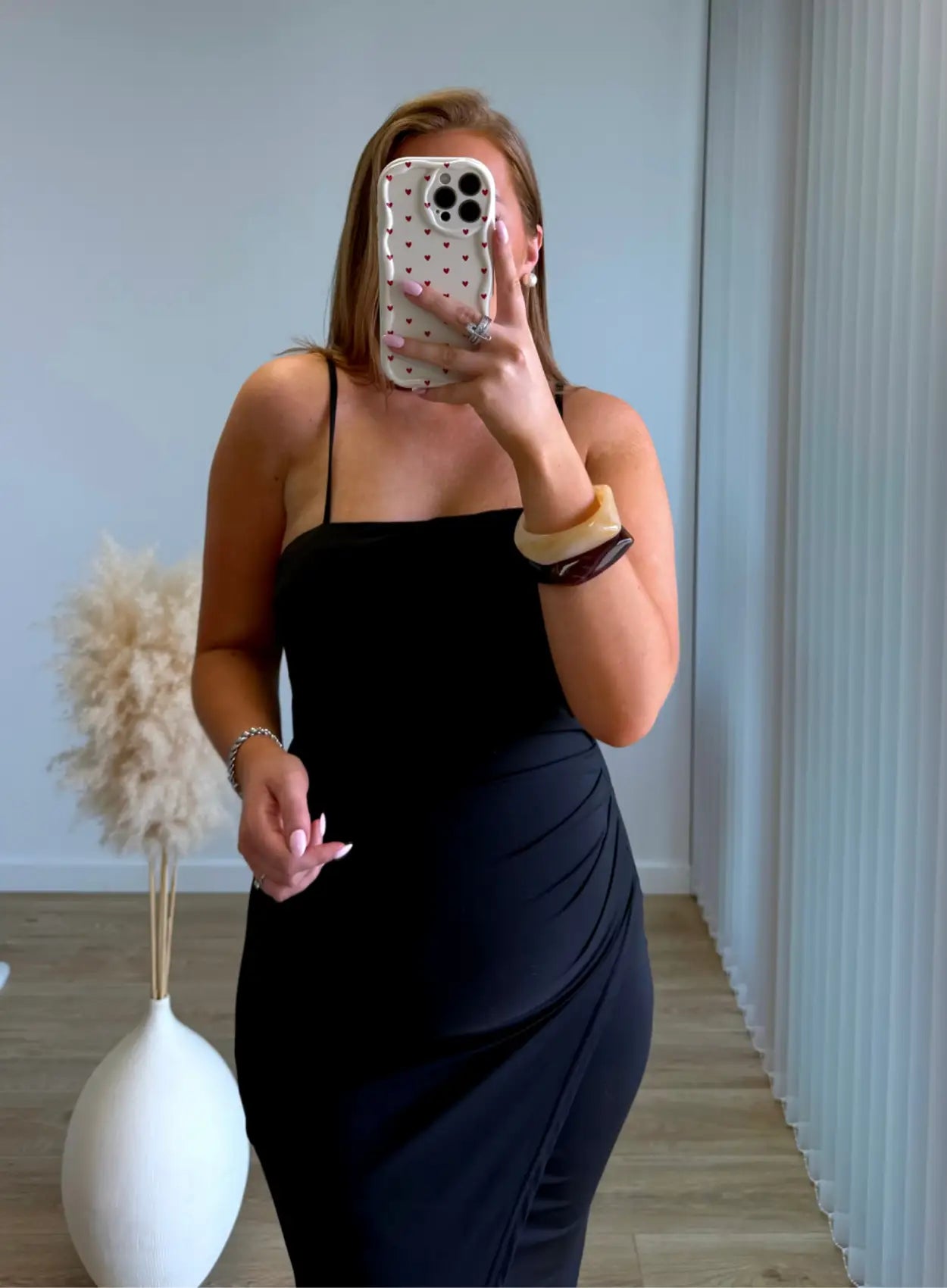 robe-longue-noire-de-grossesse-à-bretelles-moulante