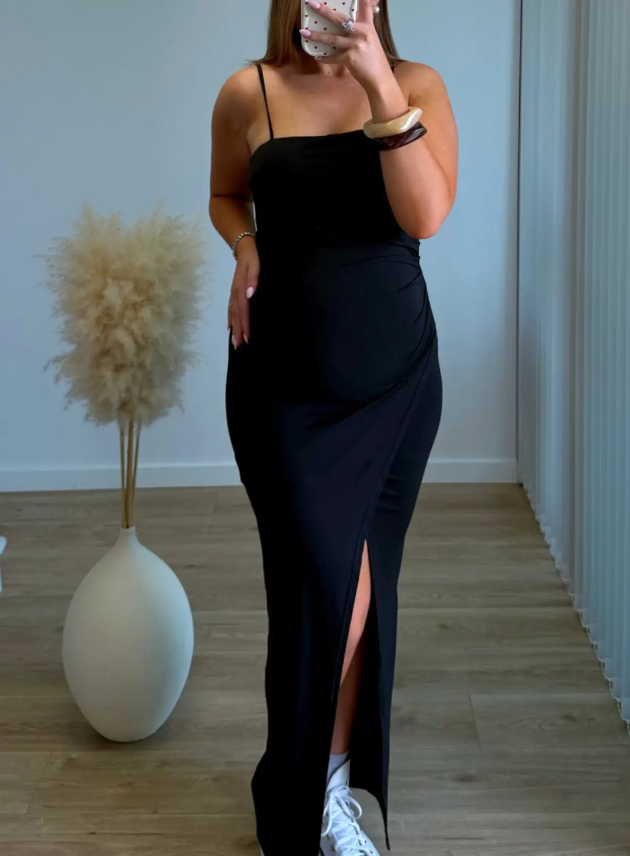robe-longue-noire-de-grossesse-à-bretelles-moulante