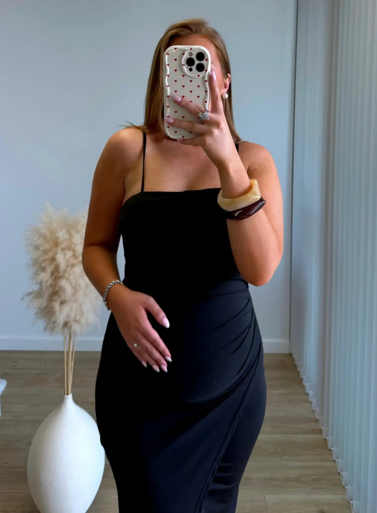 robe-longue-noire-de-grossesse-à-bretelles-moulante