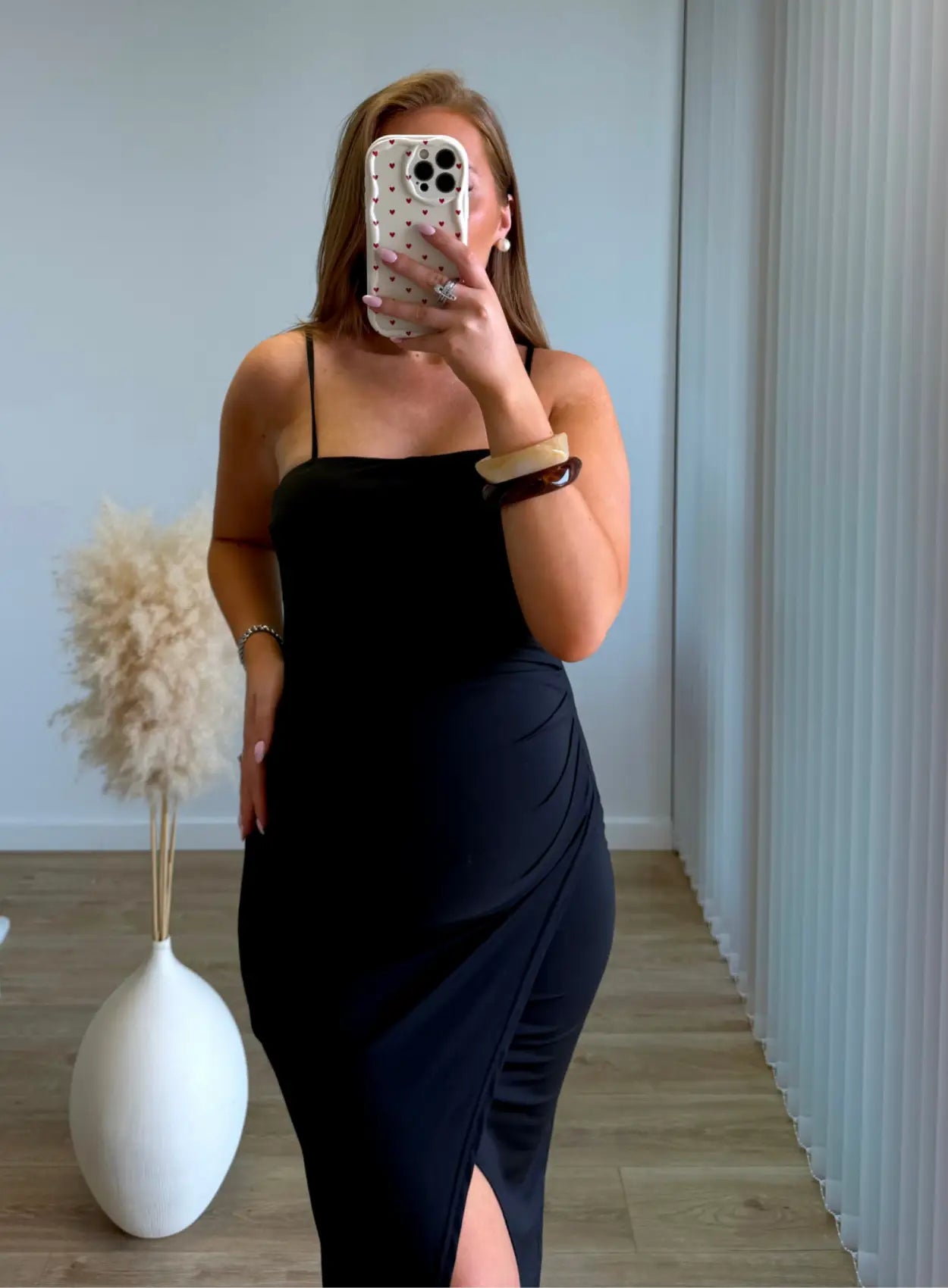 robe-longue-noire-de-grossesse-à-bretelles-moulante