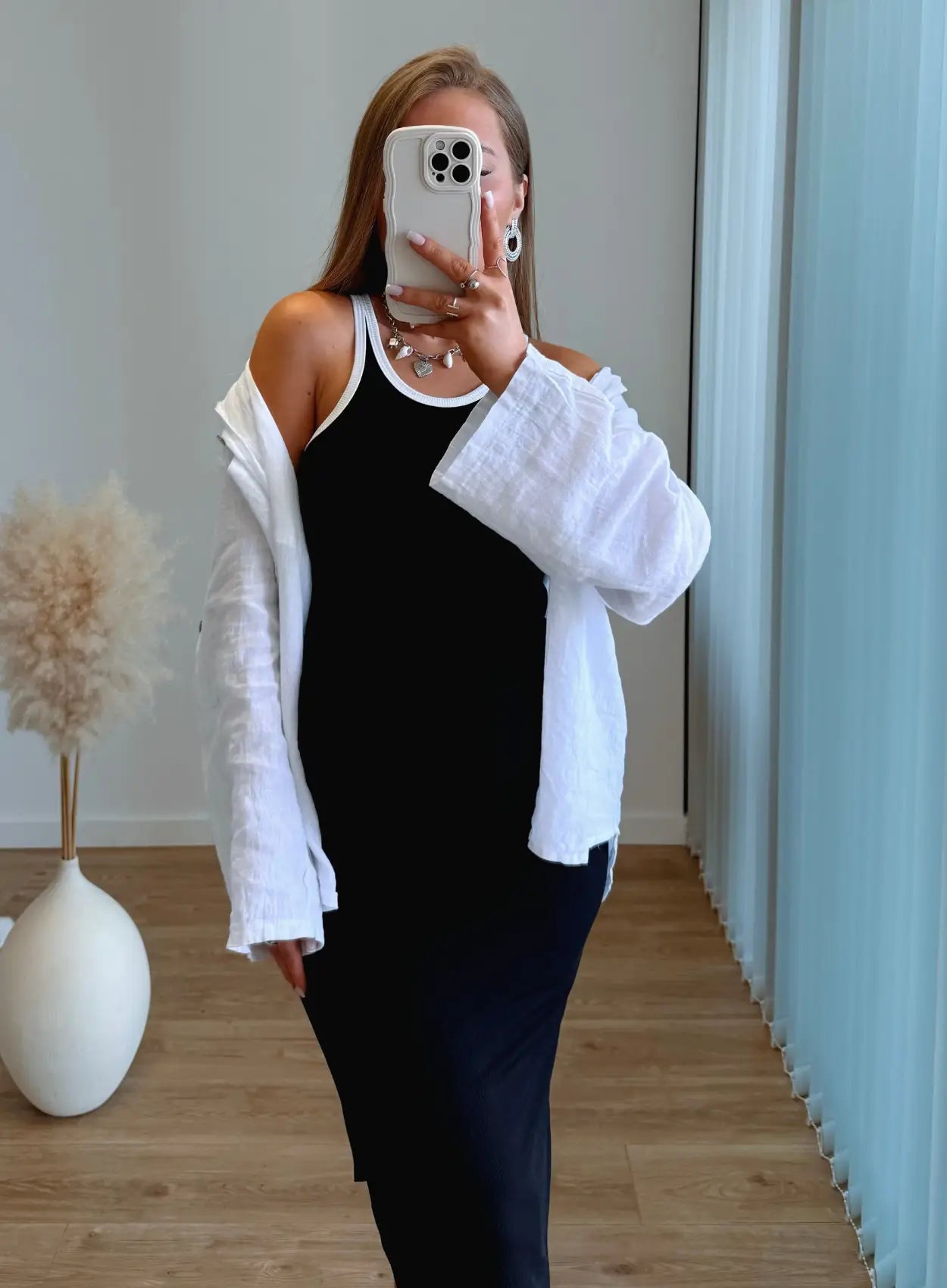 robe-longue-de-grossesse-côtelée-noire-et-blanche-effet-skims