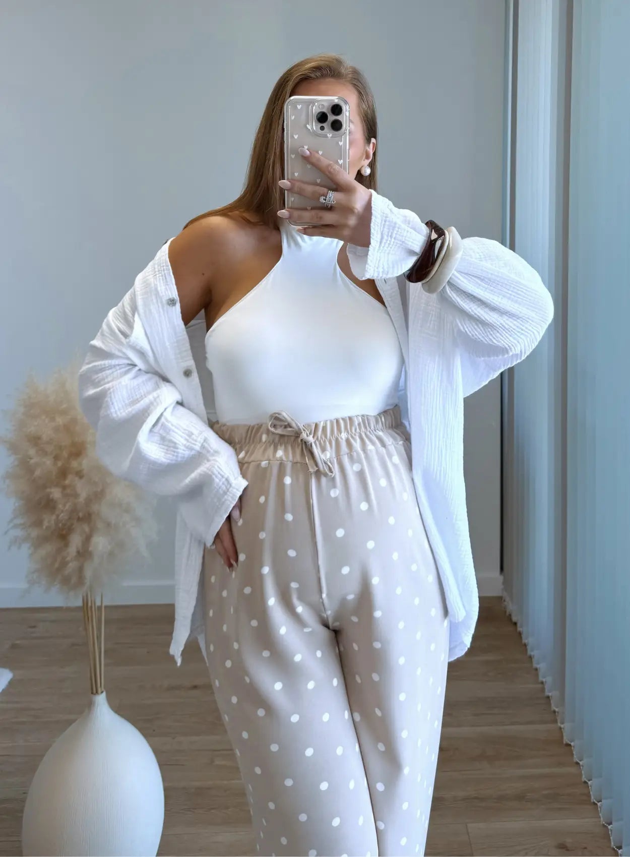 Pantalon-de-grossesse-fluide-à-pois-beige